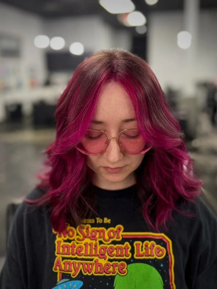 The cutest pop of color on this gorgeous client! 😍 @timetodyeee killed it with this one! #haircolor #stylist #franklinTN #VividColor