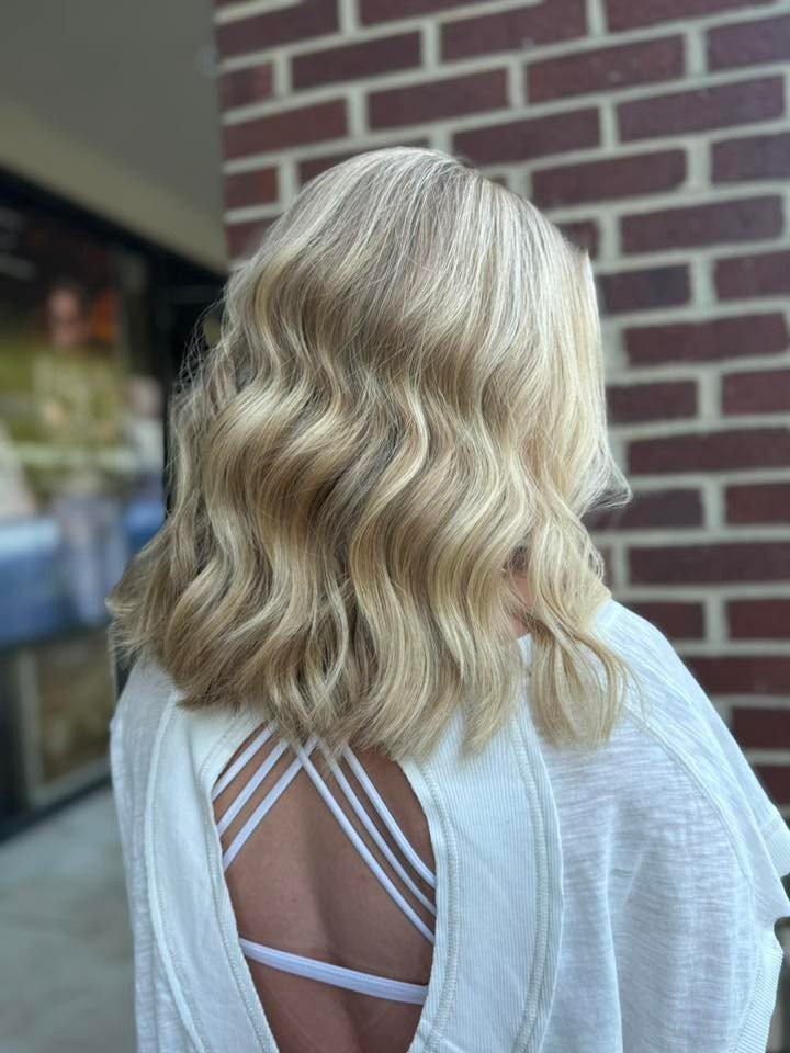 Bold, Blonde, and Beautiful! Another client with gorgeous hair courtesy of Pink Mullet Salon! 💕 
Color by @timetodyeee #blonde #blondes #haircolor #franklinTN