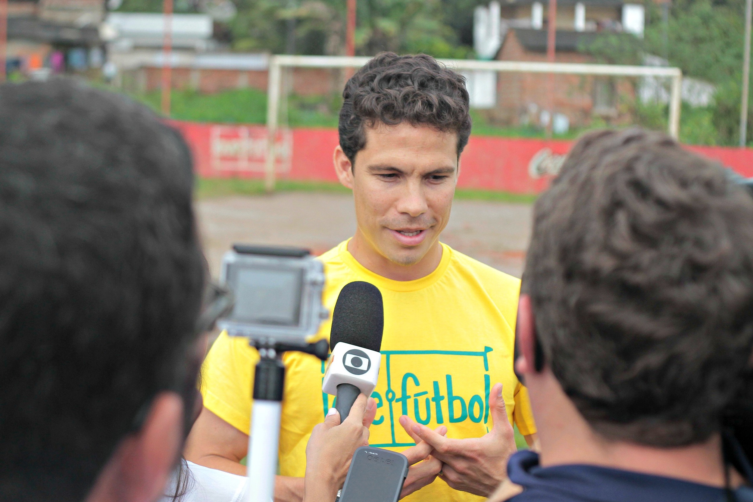 Hernanes ganha fora de campo e enche os olhos da imprensa
