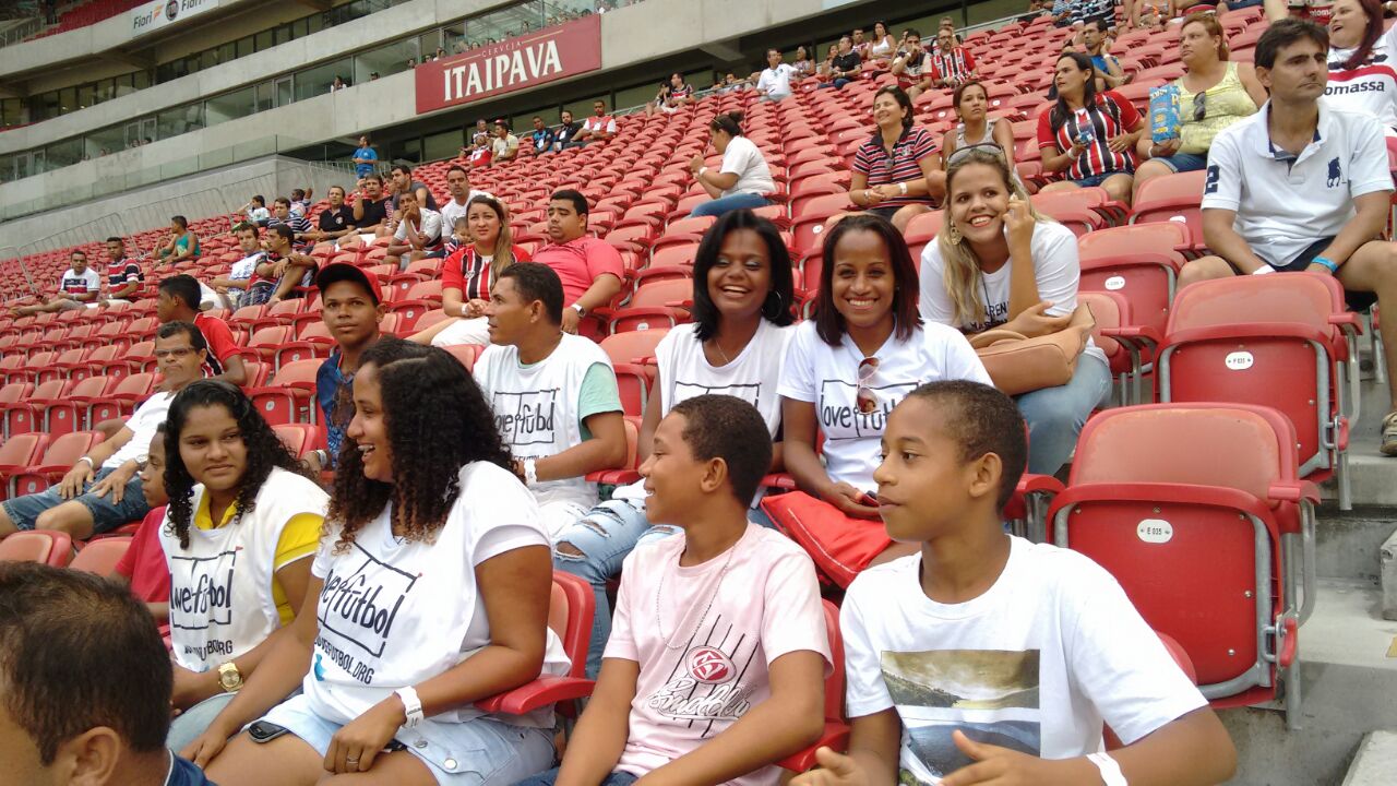 Um sorteio na comunidade definiu quem iria assistir ao jogo na Arena Pernambuco.