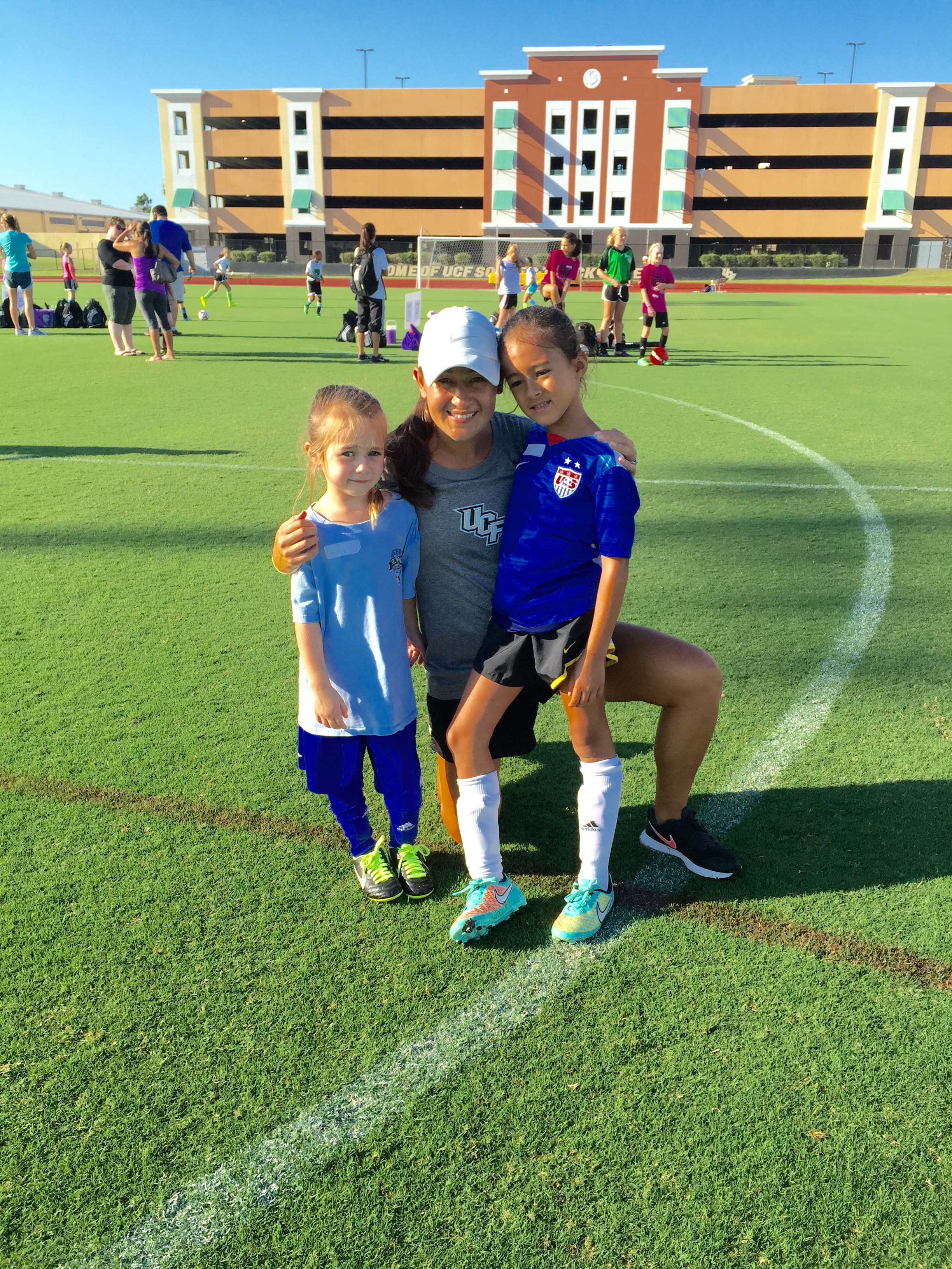 Tiffany com as filhas Layla (7) e Evie (5) no acampamento de futebol que ela gerencia na University of Central Florida e que contou com 150 meninas.