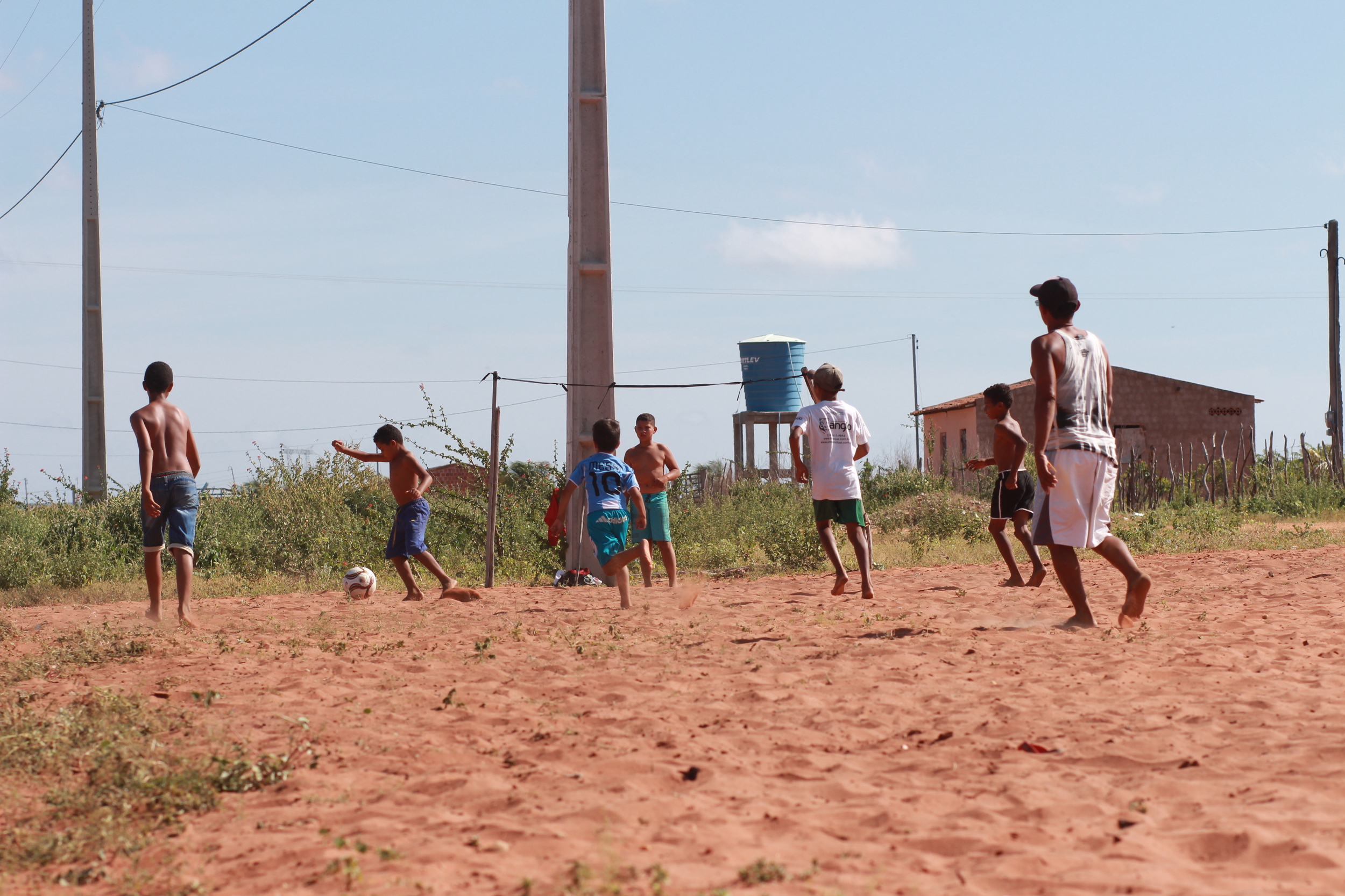 Assentamento Irmã Dorothy (Petrolândia) - Eram por volta de 30 crianças jogando em um campo de terrão improvisado por eles mesmos. 4 pedaços de pau para fazer as barras, fita de borracha para os travessões e um Sol de rachar na cabeça.