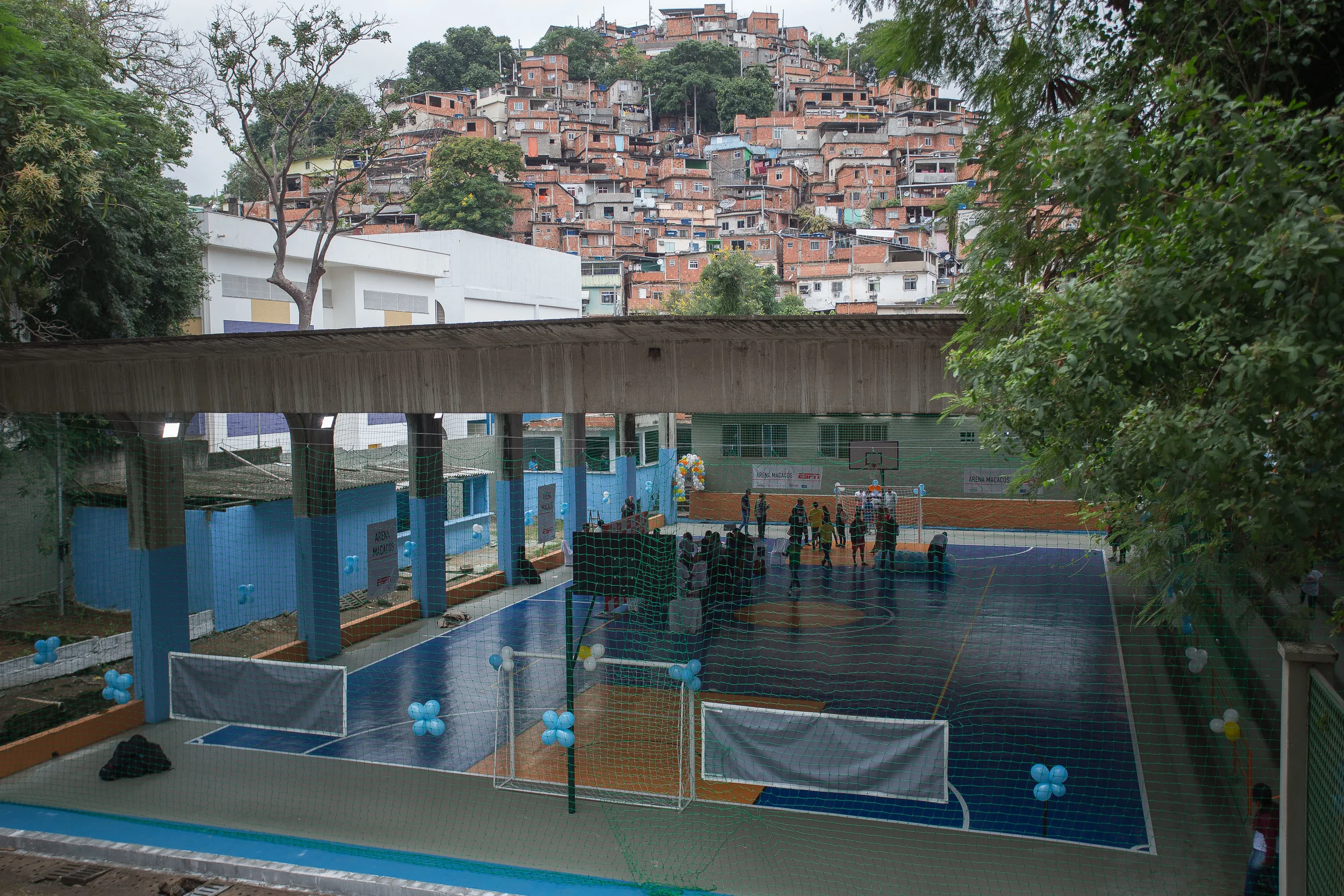 Quadra transformada ganhou pintura, novas redes e pode receber jogos de várias modalidades.