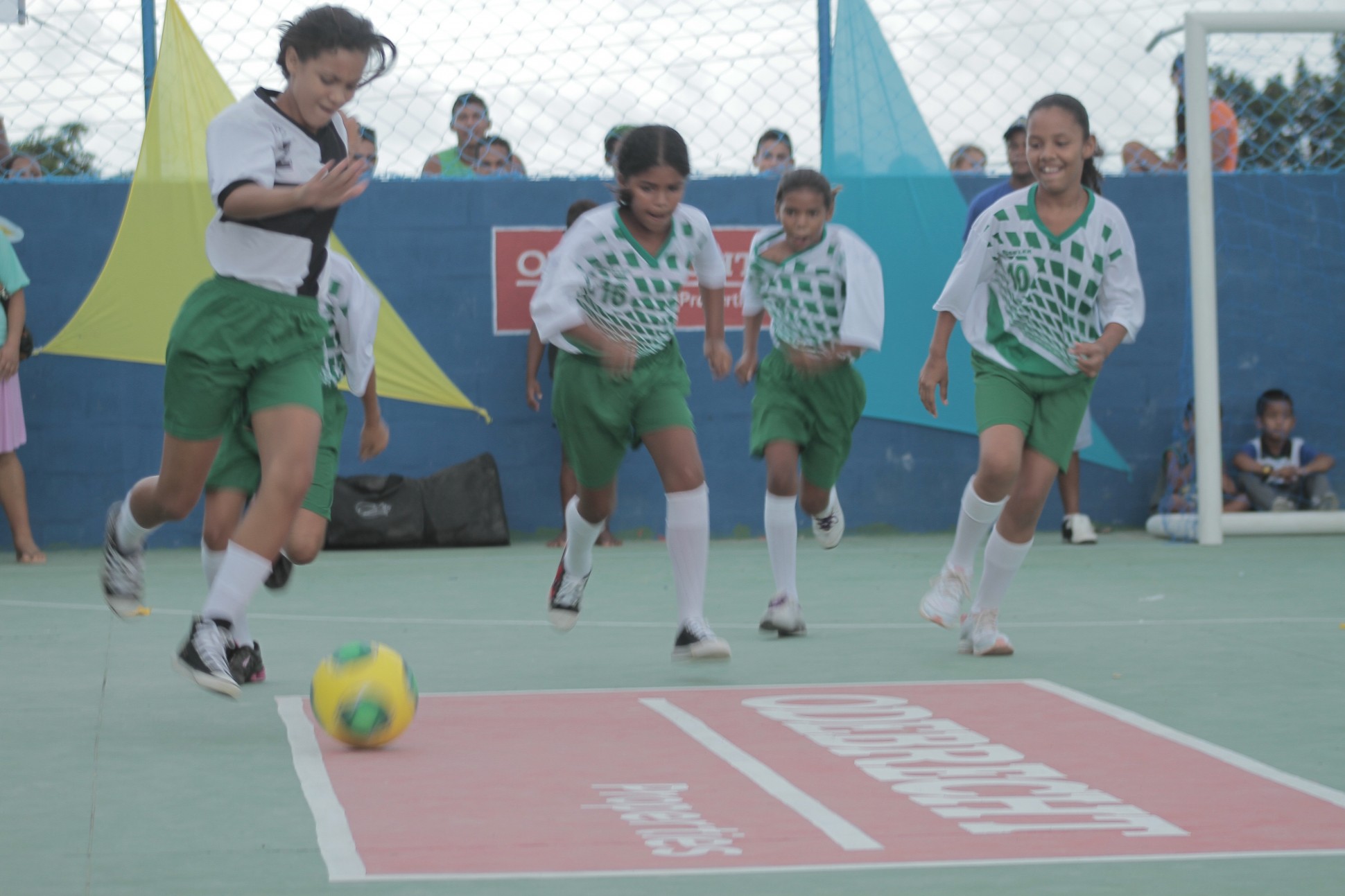 As meninas de Penedo de Cima, Pernambuco, Brasil, são competitivas e levam público à quadra - primeiro espaço público comunitário em décadas.