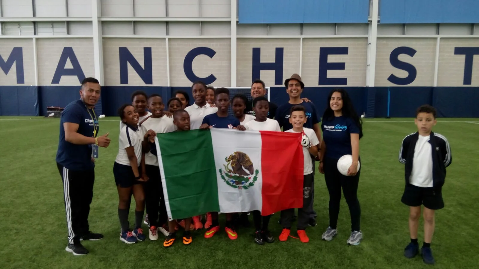 Jovens líderes do projeto Fútbol Matters participam de evento em Manchester