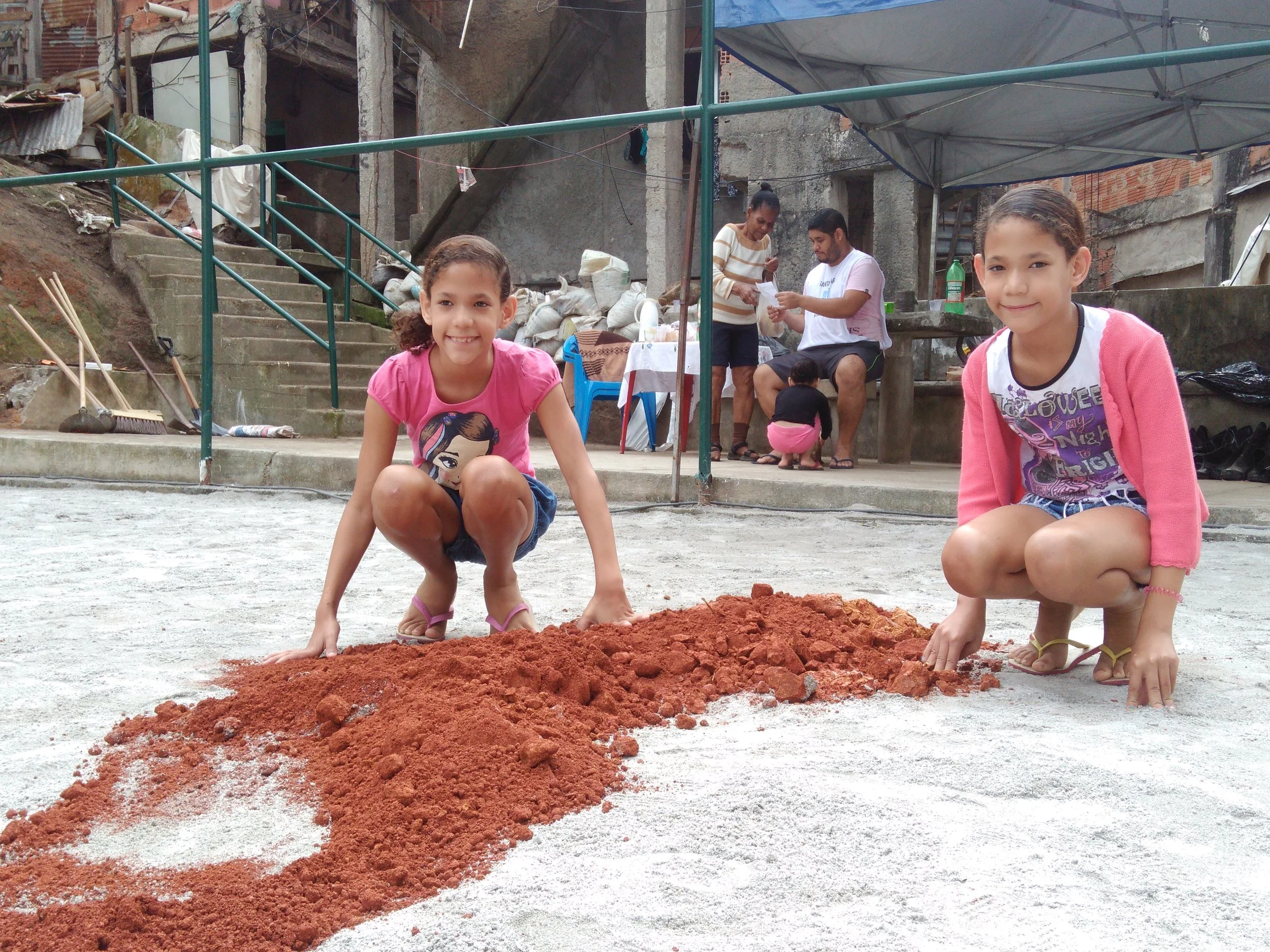 Keciane e Karina em gesto simbólico durante as obras de recuperação do Campo do Tortinho, em 2016.