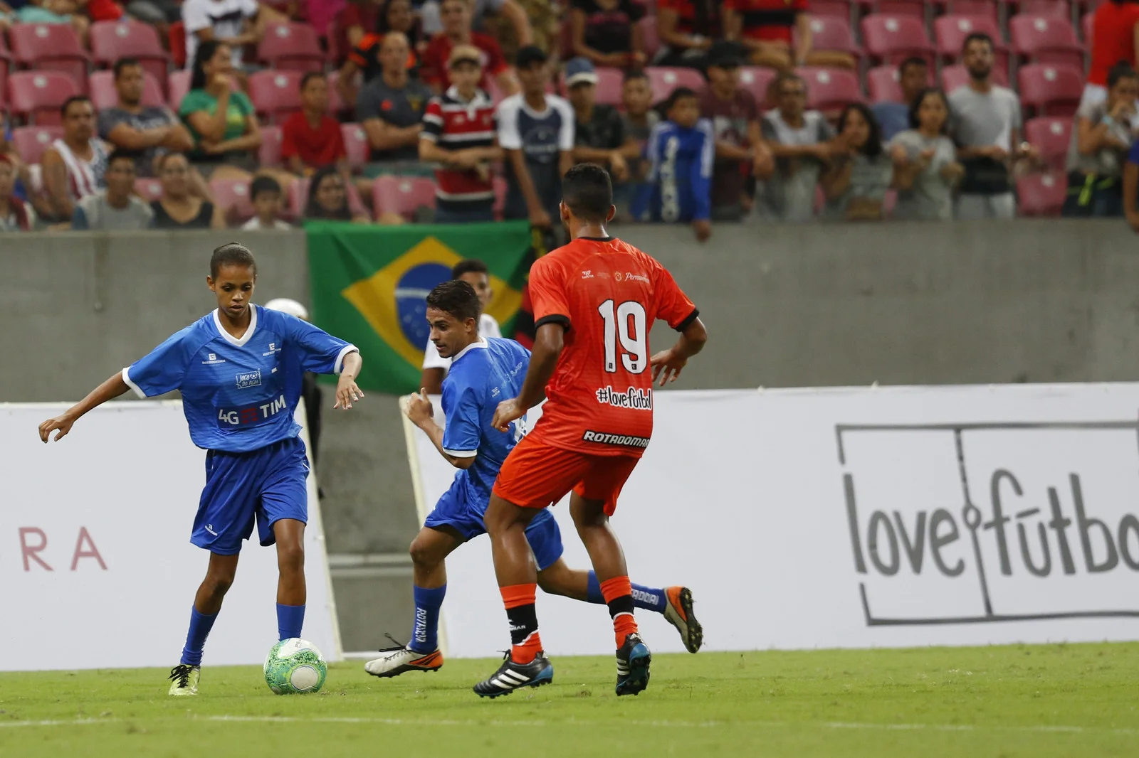 Sonhos e muita bola: Esterfany, a menina do Jogo do Bem