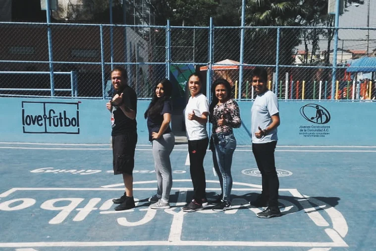 Jovens líderes da iniciativa Fútbol Matters (México) participam de treinamento em Manchester, na Inglaterra