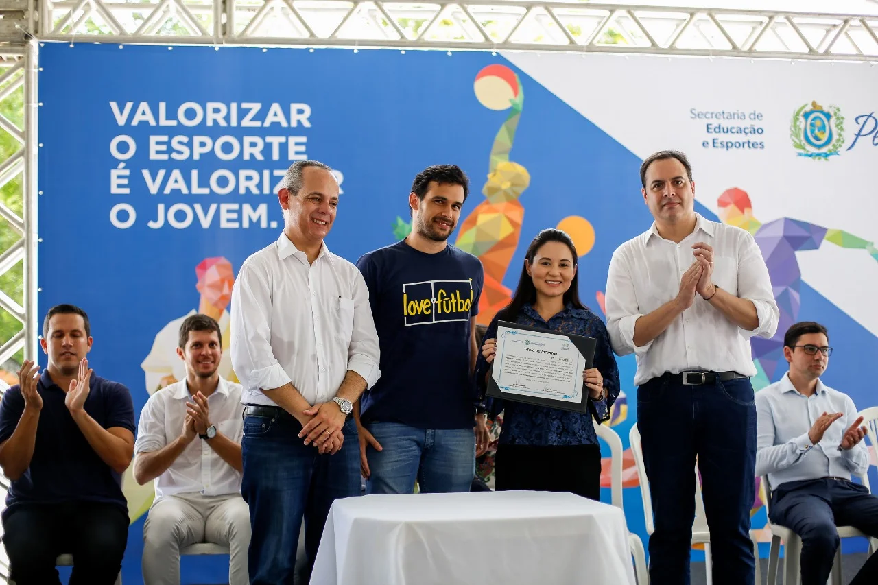 Secretário de Educação e Esportes de Pernambuco Fred Amâncio; Mano Silva, Diretor de Operações love.fútbol; Flávia Chiba, gerente de Marketing Ferreira Costa e Paulo Câmara, governador do estado, em evento de entrega de Título de Incentivo.