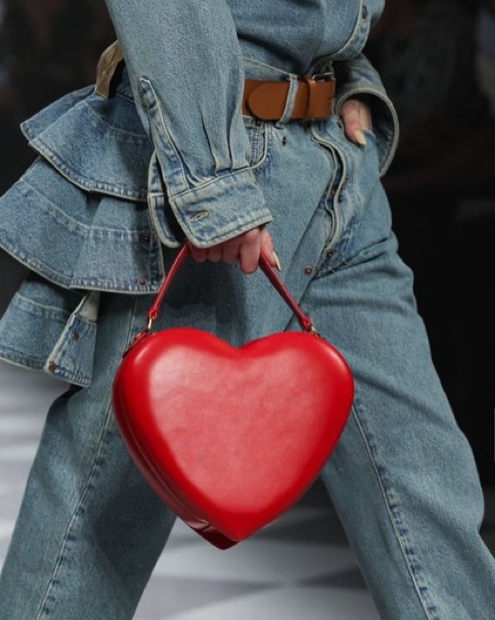 Moschino has reissued Fran Fine&rsquo;s red heart shaped bag for their Fall 2024 RTW Collection &hearts;️

Who else loves this iconic handbag? 👀✨

#vintagefashion #franfine #moschino #fallrtw #designerfashion