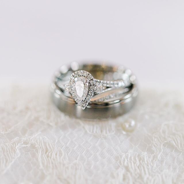 Want to know what I used to set the rings on for this photo ?!? Link in bio for @kaylafurman wedding at @sepiachapel  #sepiachapel #greenbayweddingphotographer #milwaukeephotographer #wisconsinwedding #ringshot