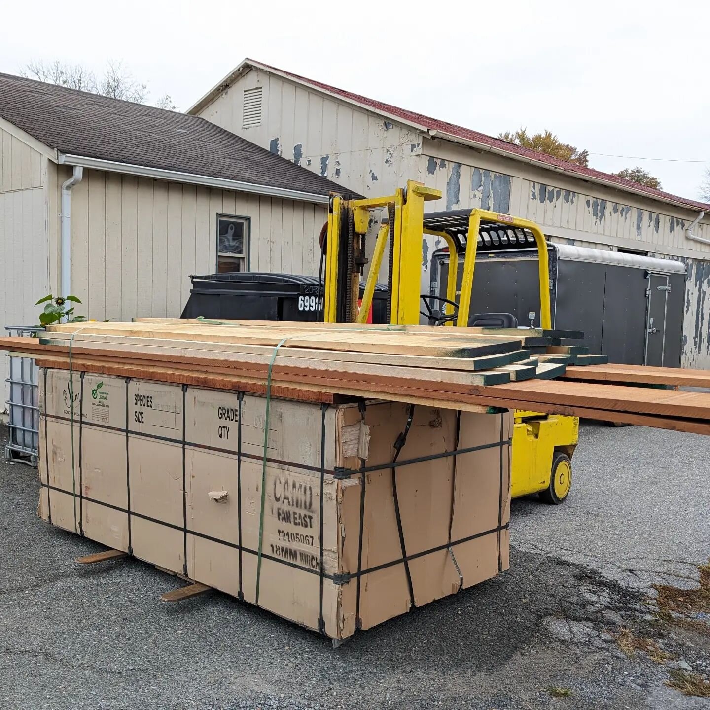 Putting the ol Hyster to the test.

When the warehouse guys dead stack your lumber on top of your plywood, all 4800lbs comes off the truck at once.  Good thing the lift is rated for 5000lbs. No problem.

Don't forget, there's a Woodworkers Guild meet