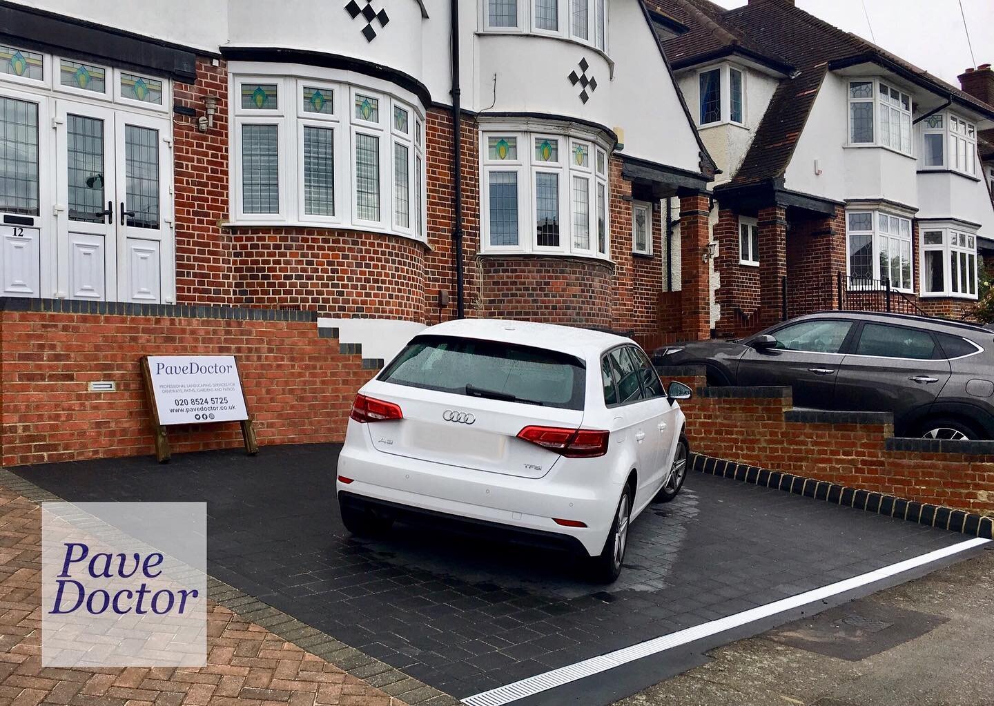 We finished a driveway in Chingford this week with charcoal cobbles, a retaining wall and new steps.

#PaveDoctor
#Chingford
#London
#E4
#Wall
#Driveway
#Steps