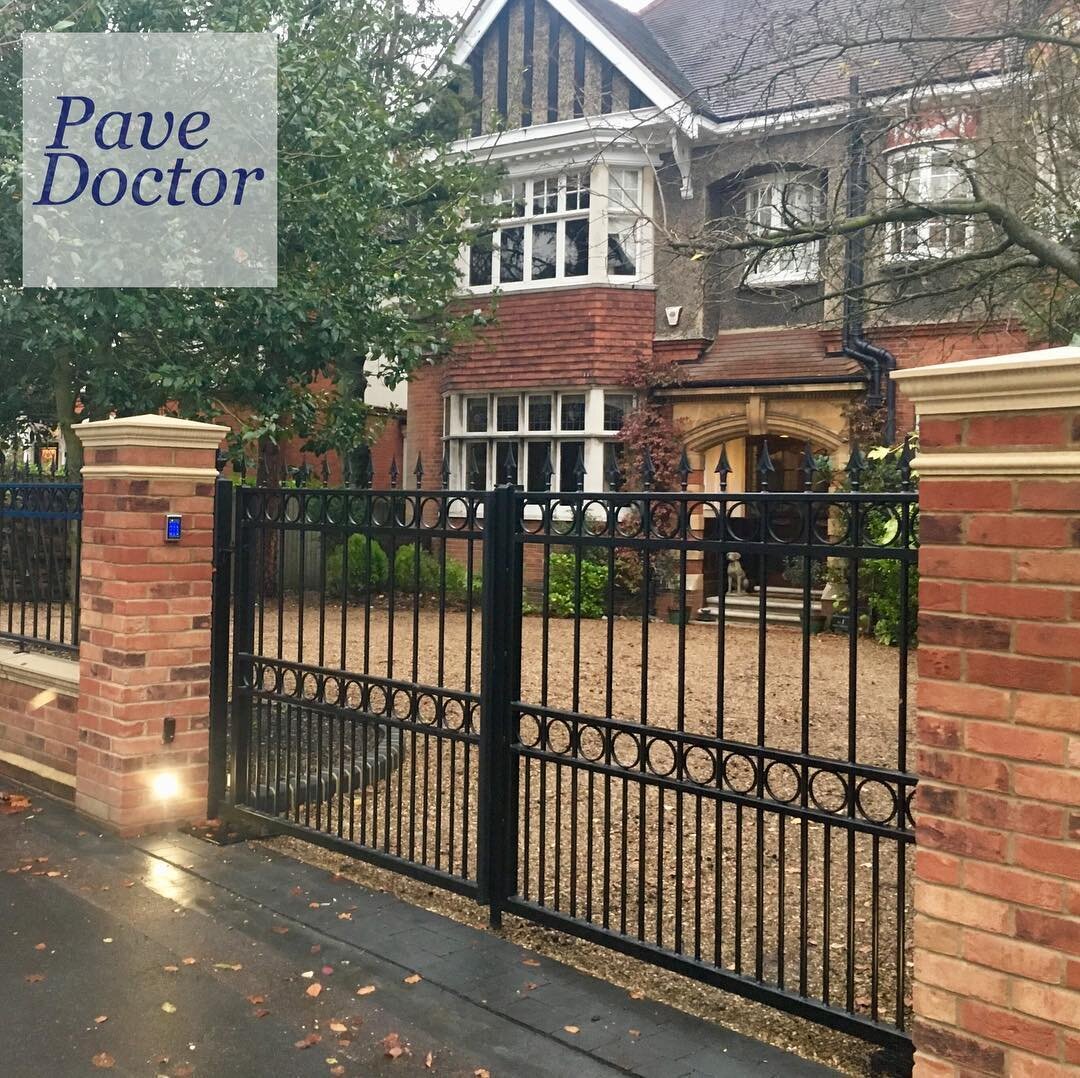 Cleaned and topped up the existing gravel driveway. New walls, railings and entrance gates.
Finished off with a personalised name plaque, cranfield pier caps &amp; coping stones

#driveway
#wall
#PaveDoctor
#london