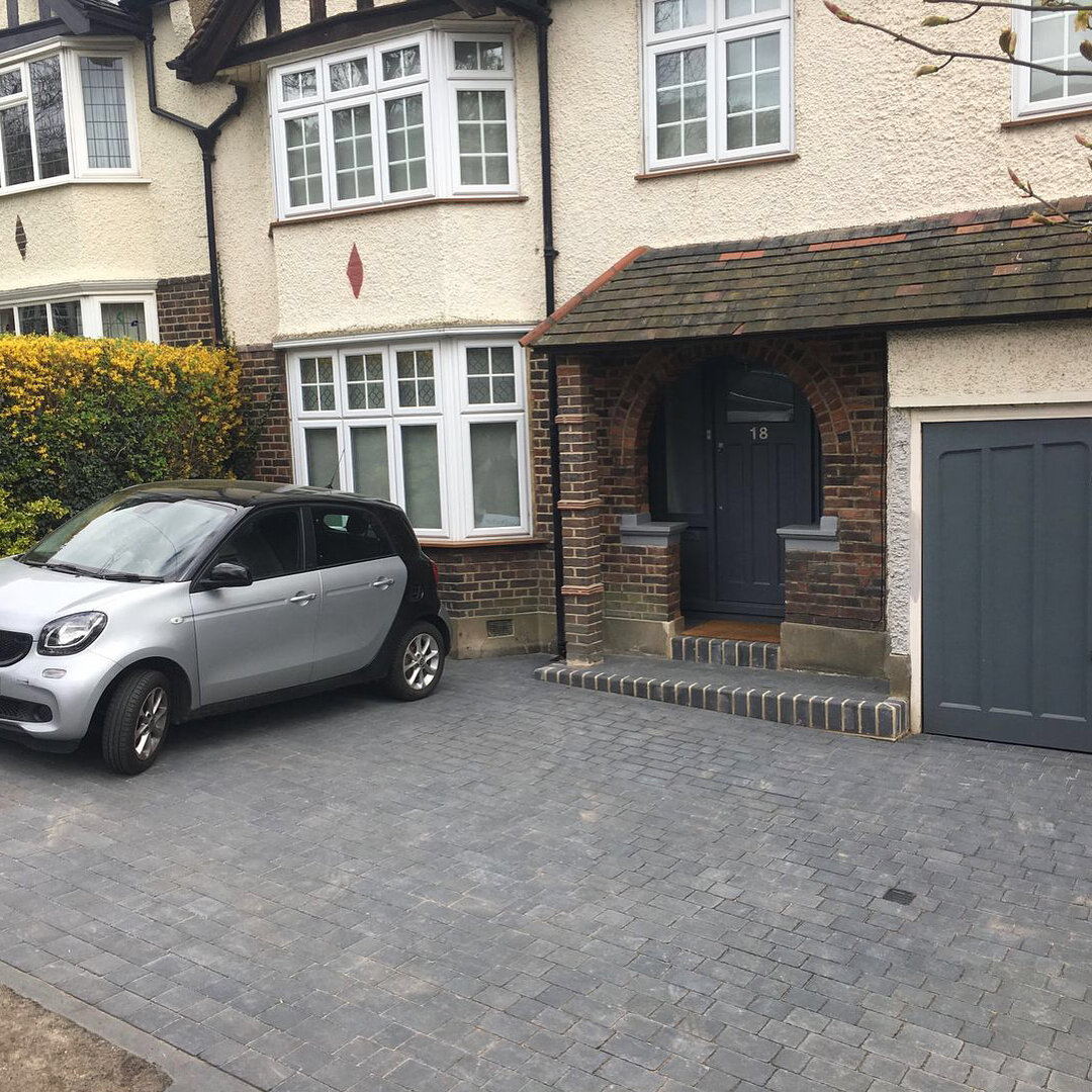 Barleystone 3size cobbles in charcoal. With new step and tiered flowerbeds.⠀
⠀
#chingford⠀
#e4⠀
#london⠀
#driveway⠀
#pavedoctor