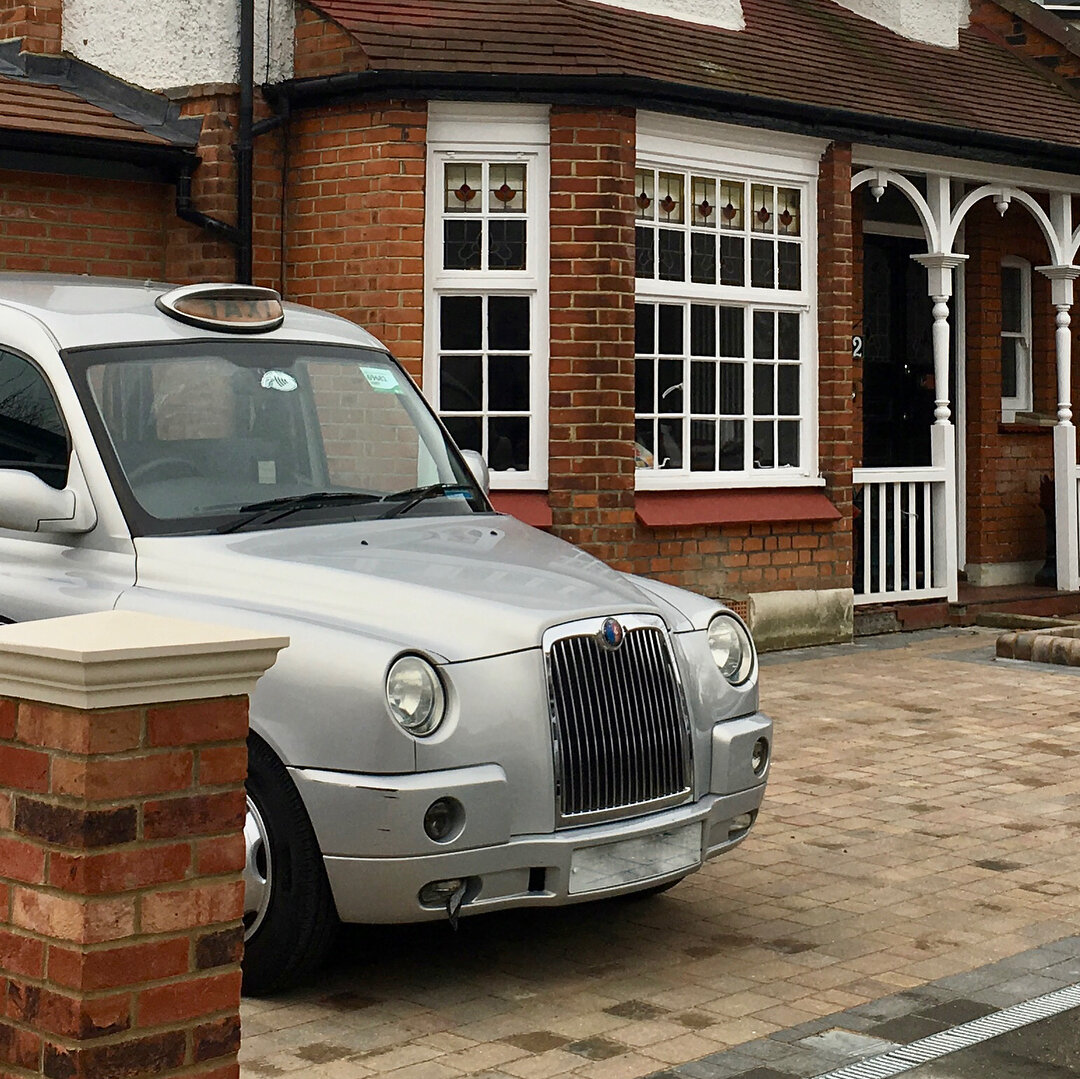 A new driveway using Alpha cobbles and wall with manor railing and cranfield pier caps completed in Beresford Road, Chingford⠀
⠀
#PaveDoctor #chingford #london #e4 #driveway #wall #railings #brett