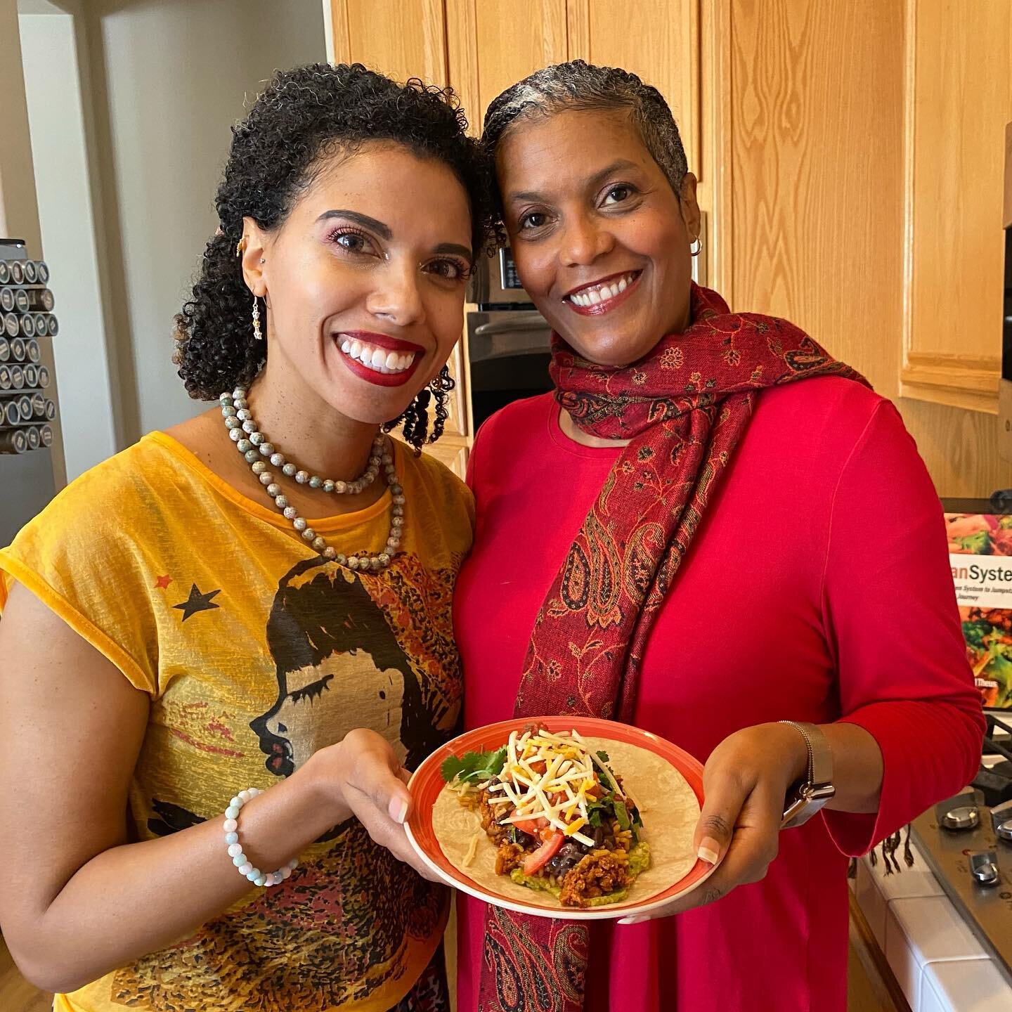 🌱
Happy @MeatlessMonday Veggie Soul Food Fam! 💖 Mom and I had so much fun making these soft tacos. We used the taco recipe in our cookbook as inspiration and then improved! We do that a lot. 🤣 The full recipe is on our YouTube channel and Mom incl