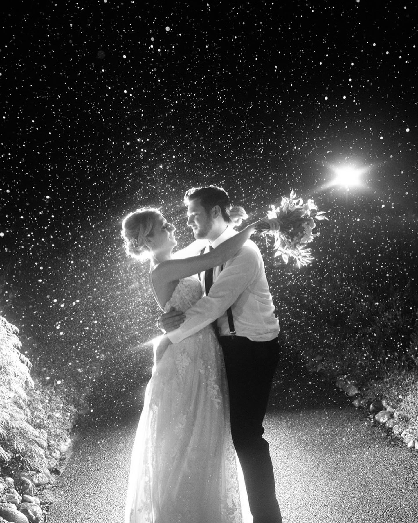 I love when my couples are down to take rain photos, they always turn out beautiful 😍 

It was such a pleasure to capture Sam and Will&rsquo;s big day! Congratulations to the newlyweds after 12 (yes, 12!) years of dating 👏😌