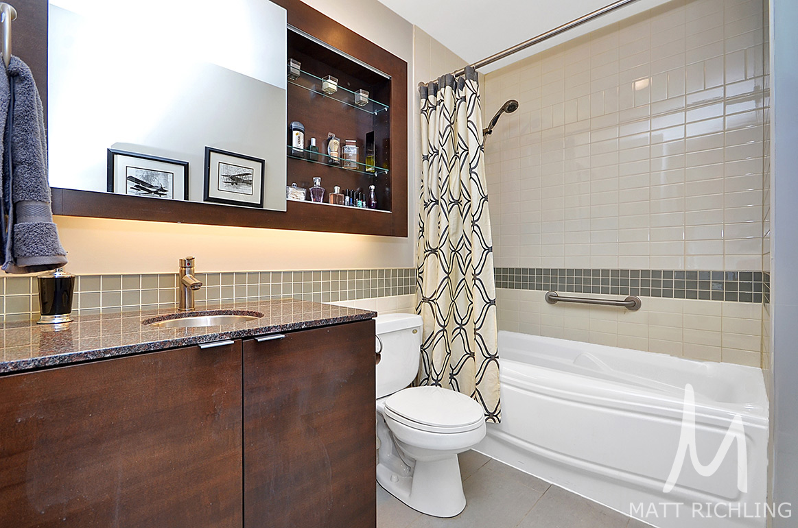 019bathroom.jpg