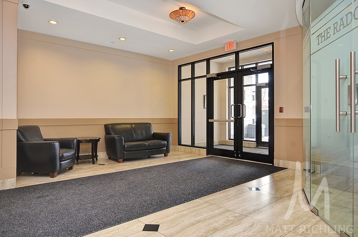 016lobby1.jpg