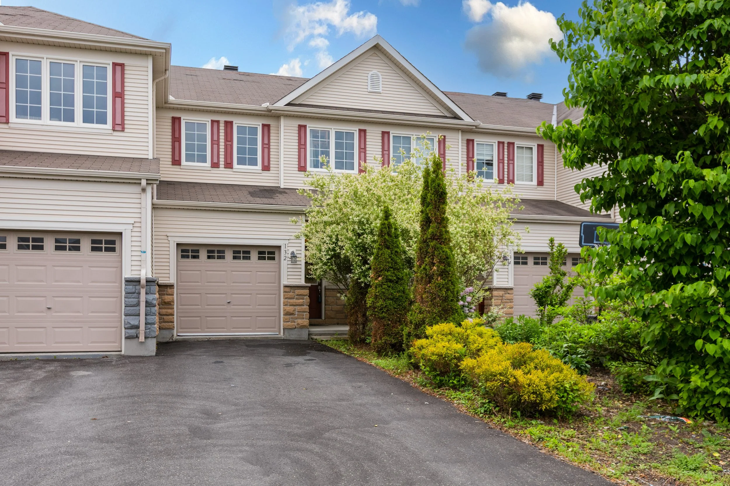 01 - 132 LARAMIE CRESCENT.jpg