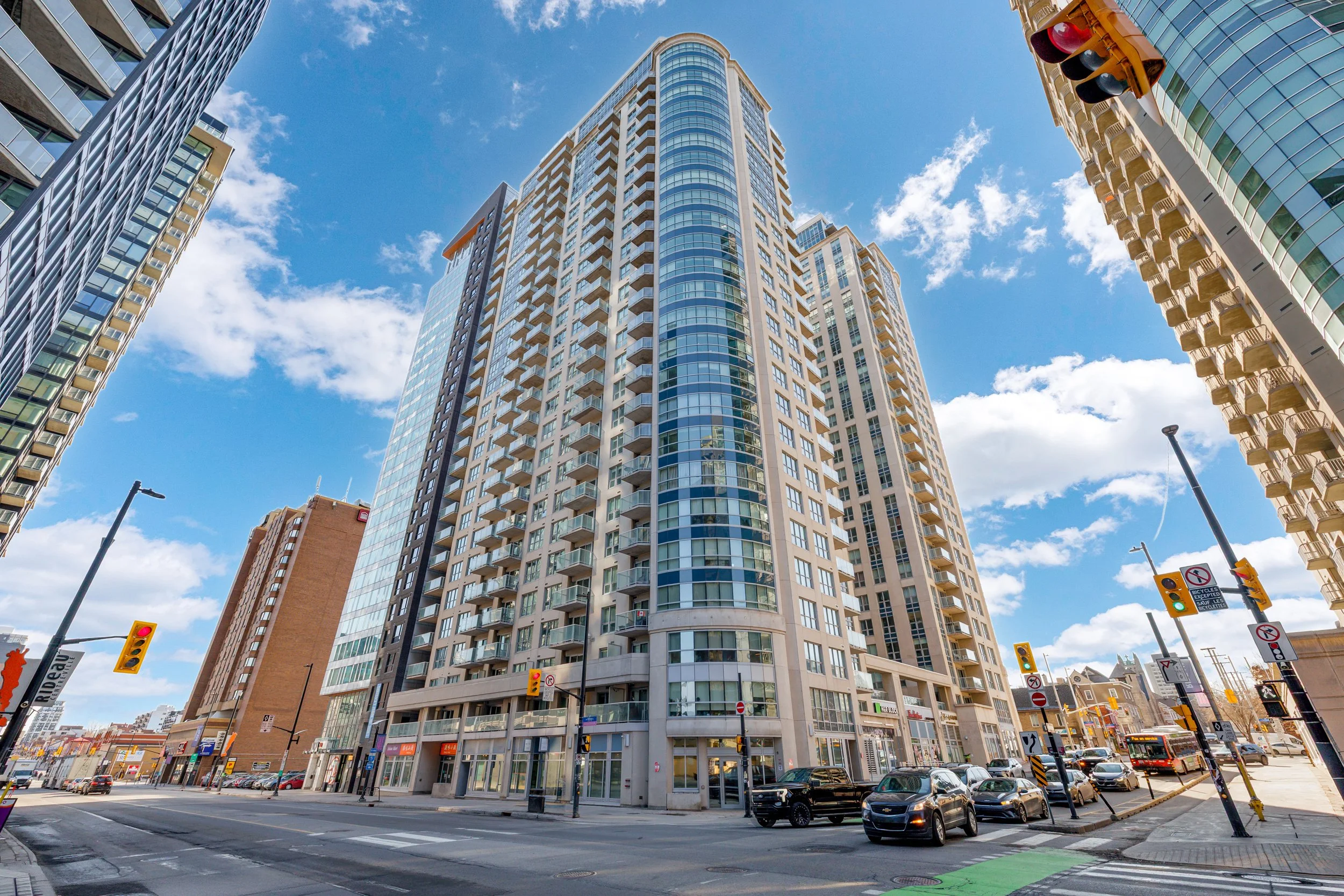 803-242 rideau-1.jpg