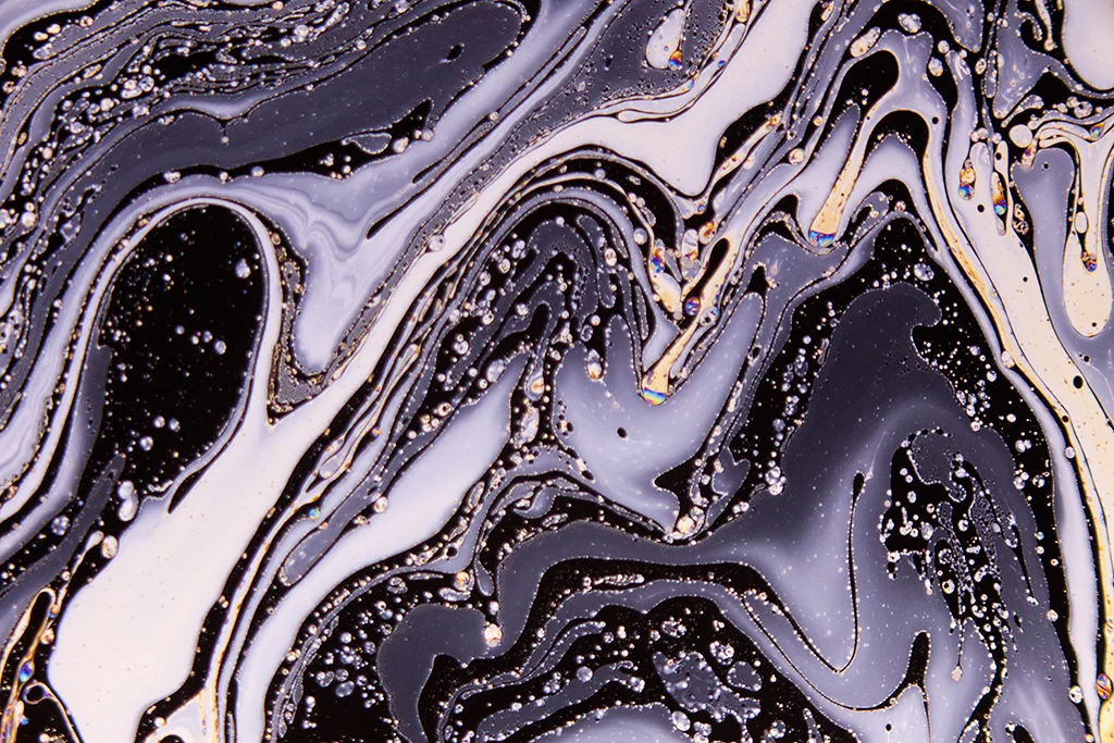  Continuosly flowing soap film&nbsp;nearly ruptured 