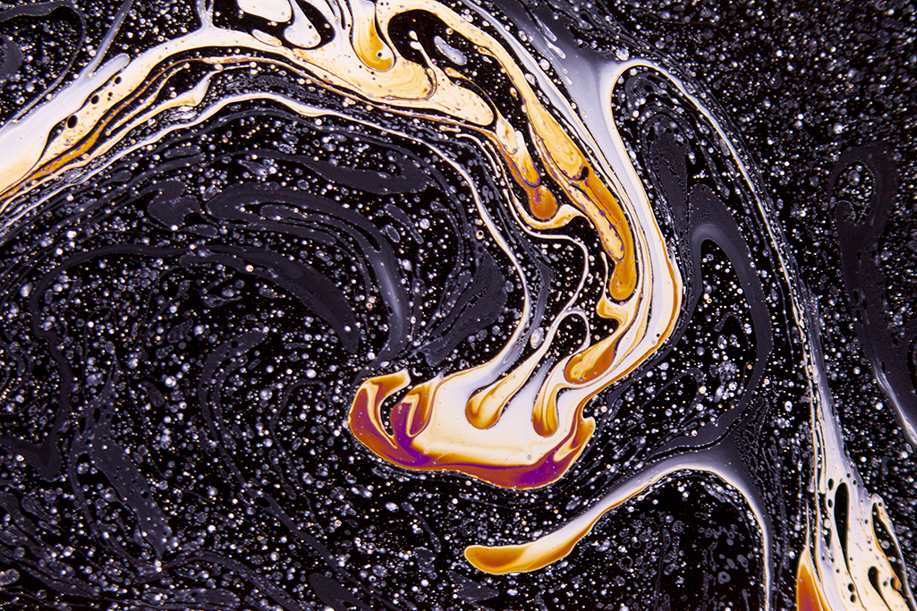  Continuosly flowing soap film&nbsp;nearly ruptured 