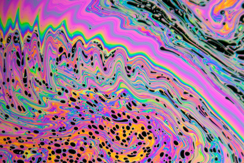  Image of continues&nbsp;flowing soap film mixed with&nbsp;high voltage ion wind&nbsp; 
