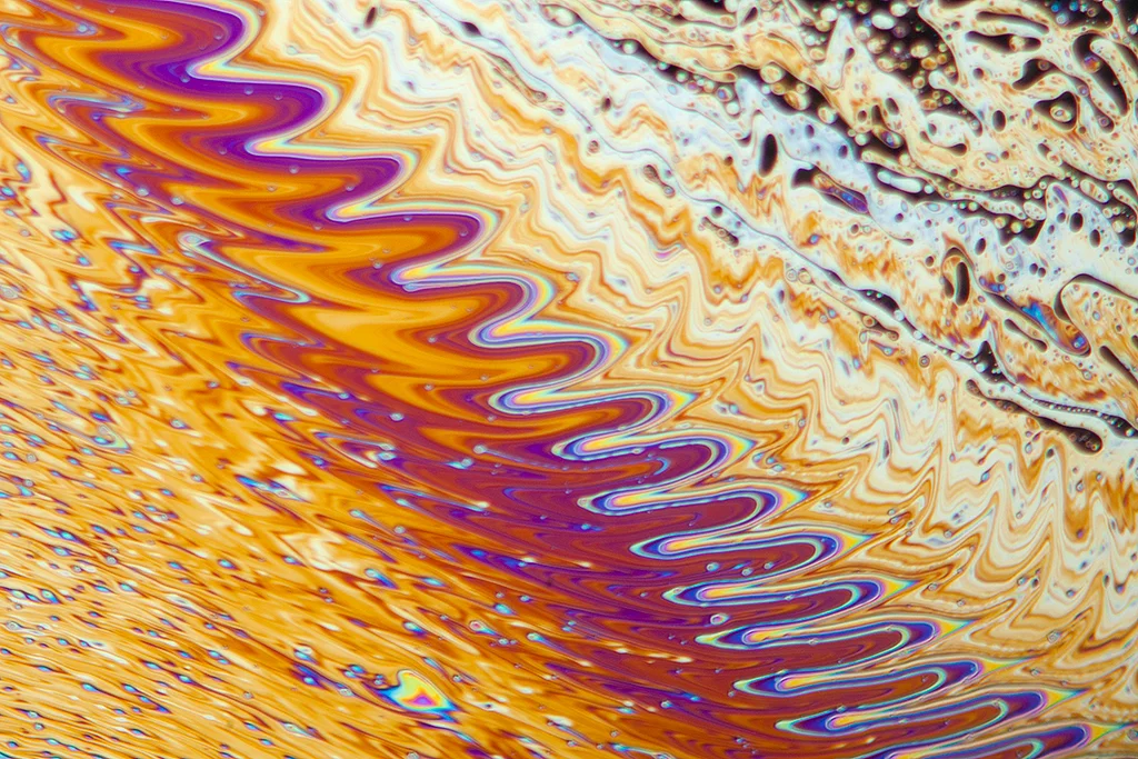  Image of continuous&nbsp;flowing soap film mixed with&nbsp;high voltage ion wind&nbsp; 