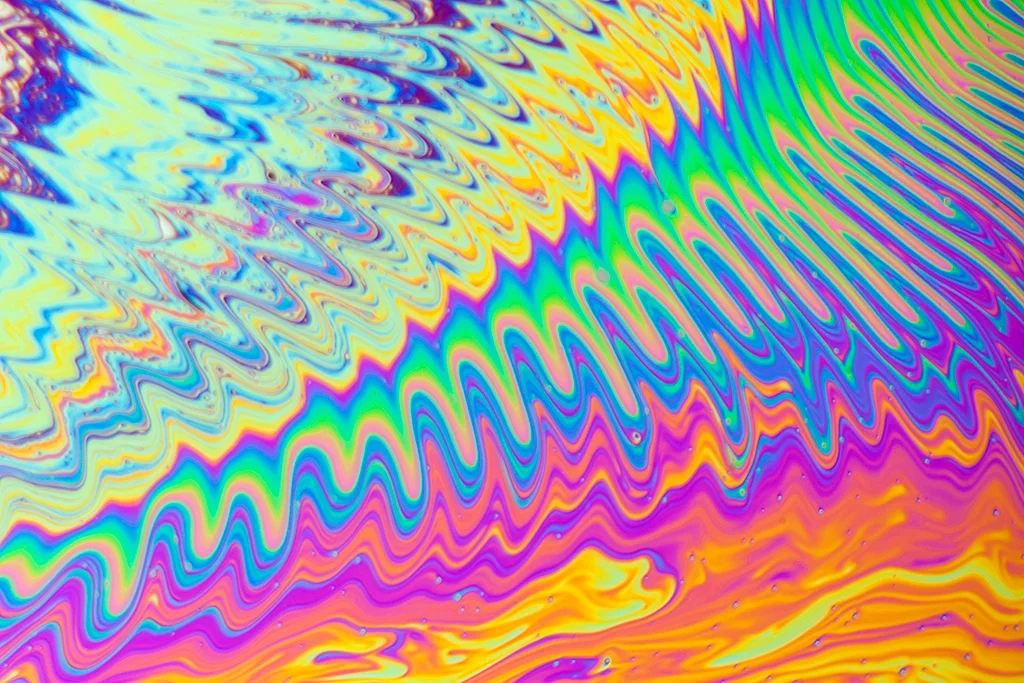  Image of continues&nbsp;flowing soap film mixed with&nbsp;high voltage ion wind&nbsp; 