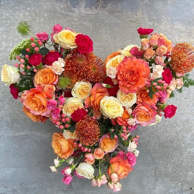 Oh Katherine it was so much fun to make flowers for you today! #fourleafcloverstudio #fourleafclocerstudiofloraldesign #lagunabeacheventdesign #lagunabeachweddings @roseparchment #gardenroses #protea