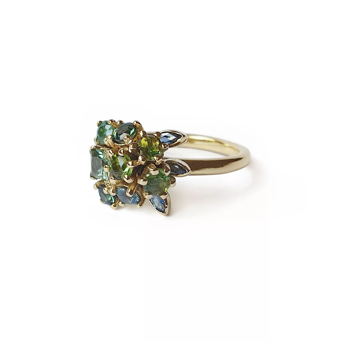 A beautiful bouquet of flowers can bring so much joy🌺🌸🌼🌷🌻 

This ring was inspired by that gesture - of giving an abundant bouquet to someone you love, or a friendship you cherish.

Selected gemstones of sapphire and tourmaline make up the flora