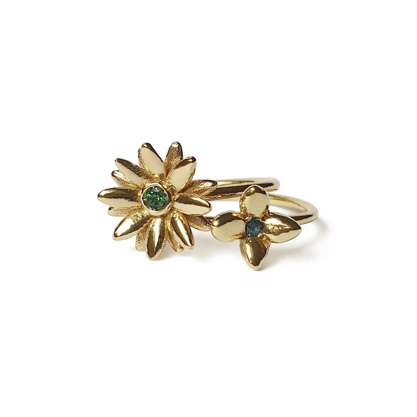 SINGLE FLOWER POWER rings
A cute pair
🌼💍🌸 

GOLD Daisy &amp; Lilac ring
with green tourmalines 

#18ctgold #14ctgold #9ctgold #daisy #lilac #goldrings #bling #jewelry #floral #fancy #giftideas #handmadejewelry #goldring #engagementrings #goldjewel