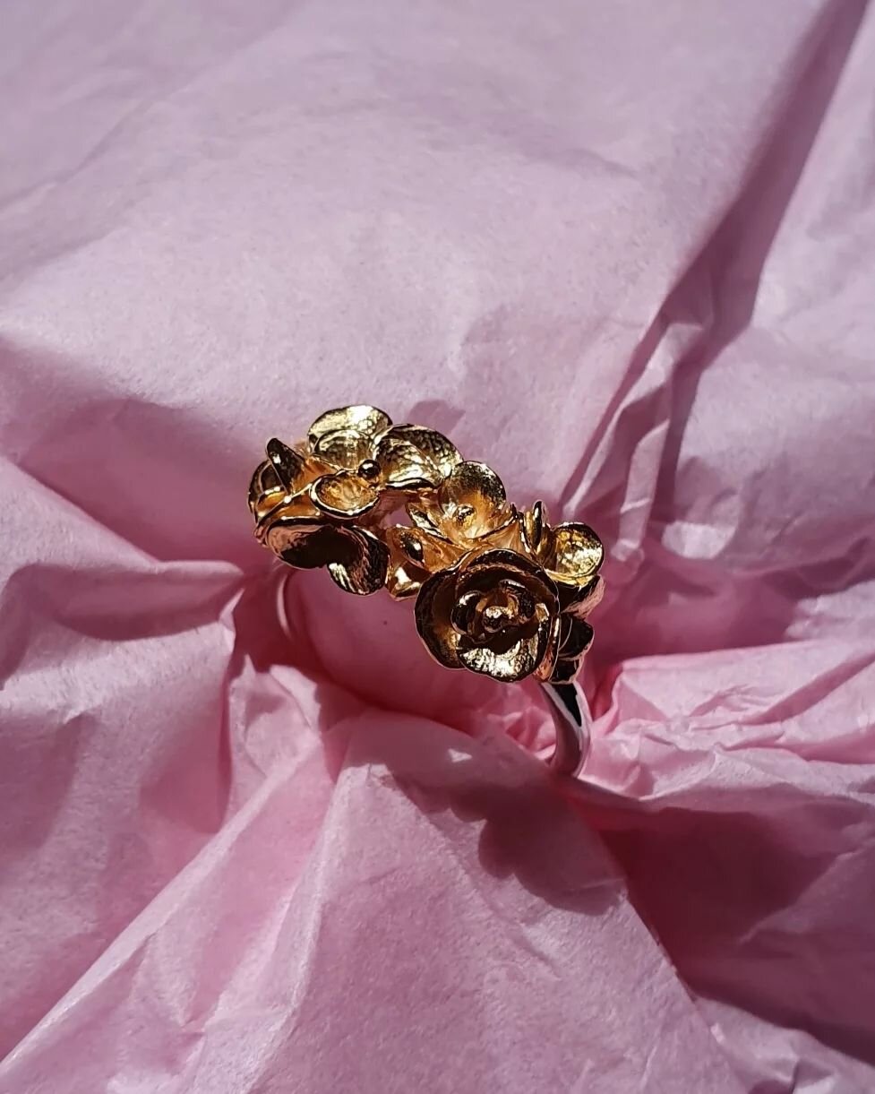 FLOWER POWER⚘💗🌷🌸❤🌹🌼 

Gold Flora ring💍

All floral details are hand carved
and sculpted🖐🌸 

#18ctgoldjewellery #goldjewellerydesign #floralart #flowerpower🌸 #engagementringideas #goldrings #bling #jewelry #floral  #handmadejewelry #golden #e