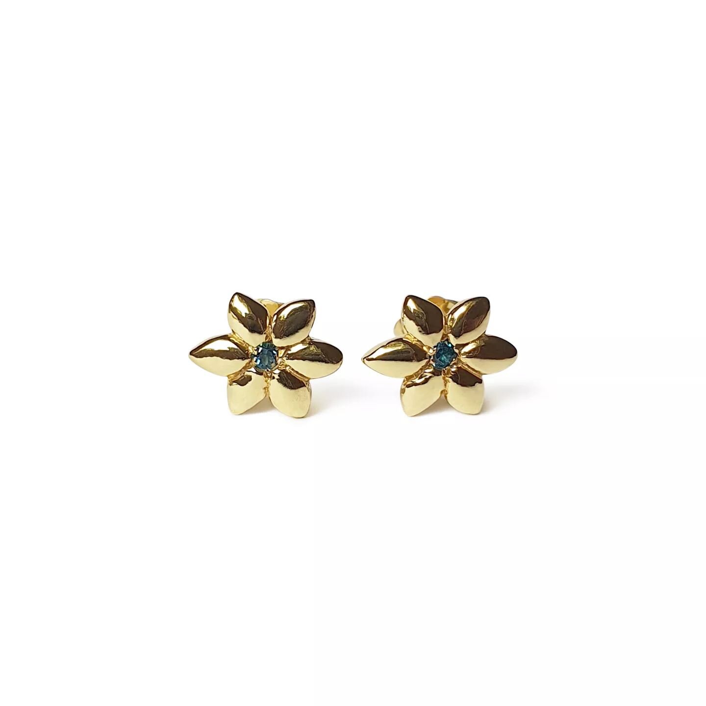 Loving these new gold flower studs!
🌸💎🌸

STAR FLOWERS
studs, with teal tourmaline

Birthstones and selected gems available too! 

#18ctgold #14ctgold #9ctgold #starsign #gold #bling #jewelry #floral #earringsofinstagram #birthstones #starsigns #go