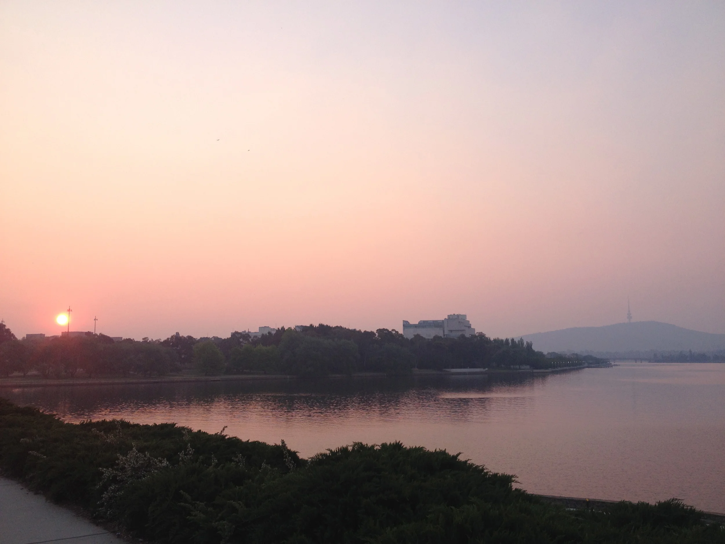 Northeasterly winds bring thick smoke over Canberra from fires in the Blue Mountains in 2013.