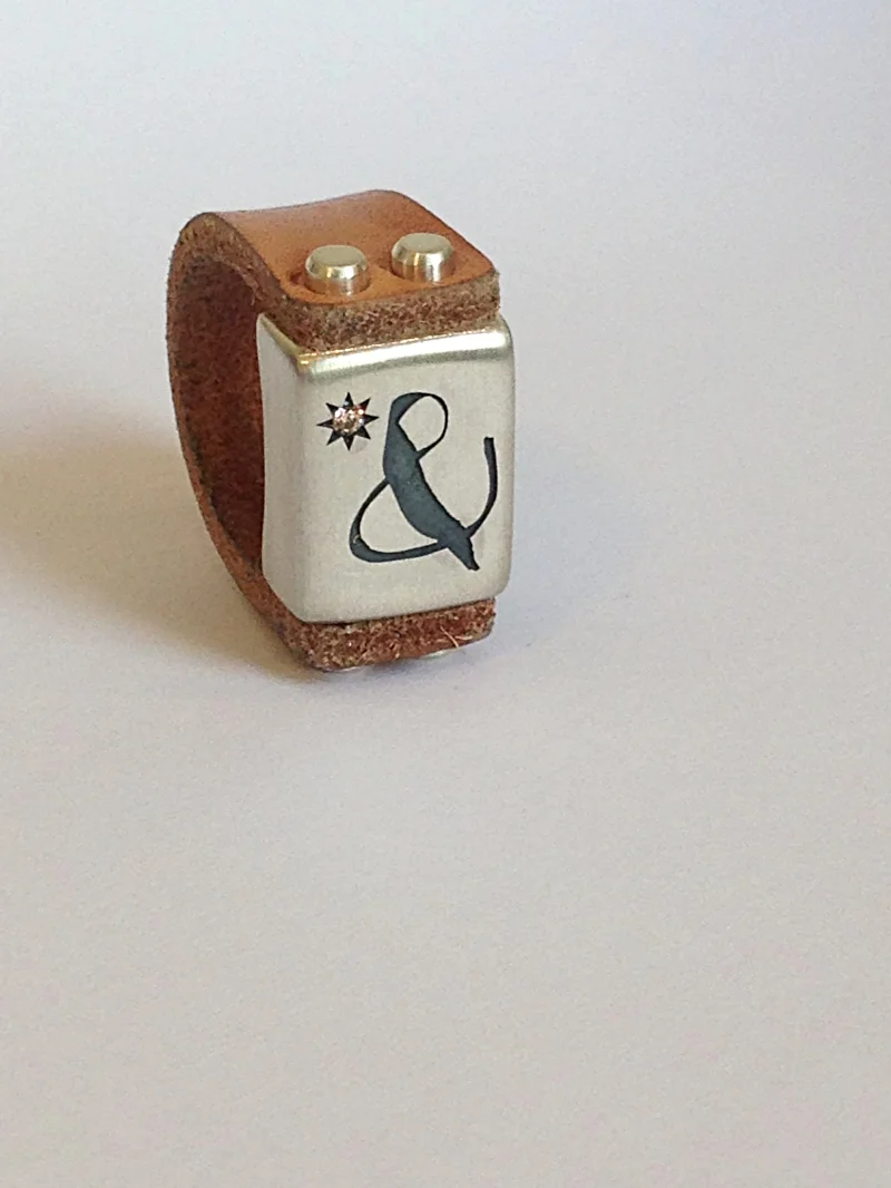  Leder Ring mit Brillant und individueller Gravur nach Kunenvorlage. 