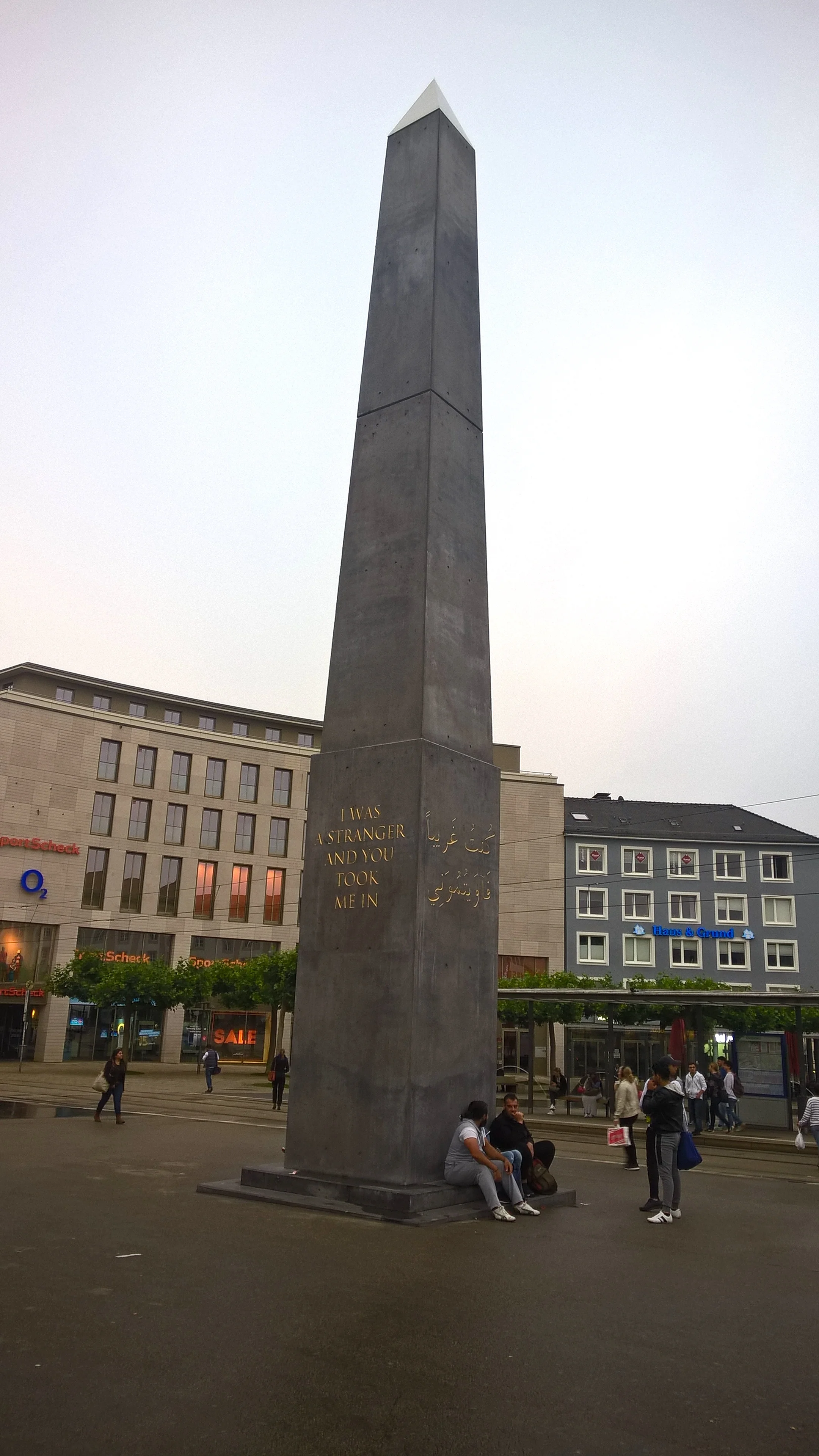 OLU OGUIBE, Das Fremdlinge und Flüchtlinge Monument (Monument for strangers and refugees, 2017) Concrete 3 × 3 × 16.3 m Königsplatz, Kassel