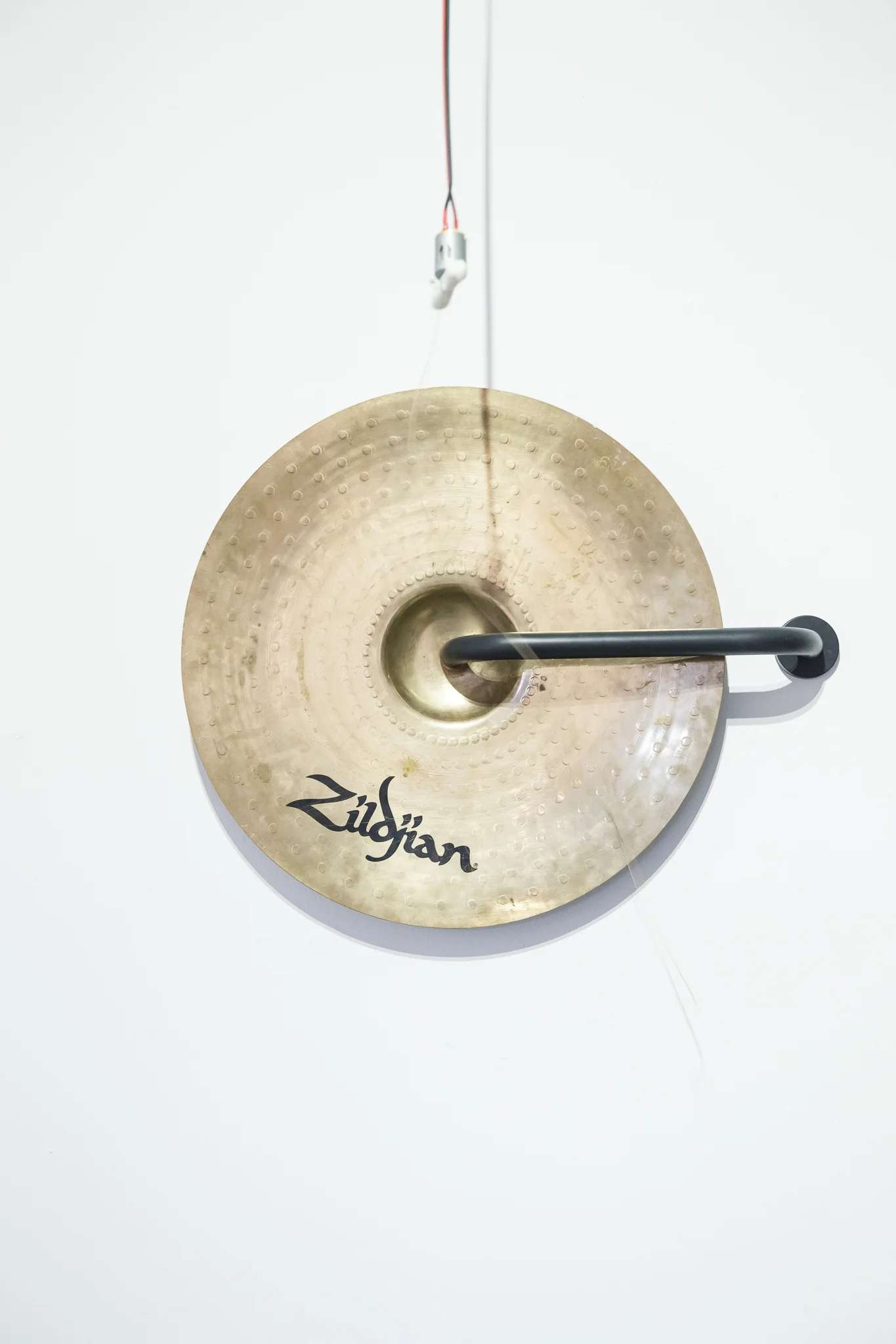 Huijun Lu, Cling, 2018, Cymbal, polymorph, rotating motor, instrument strings, Arduino Uno