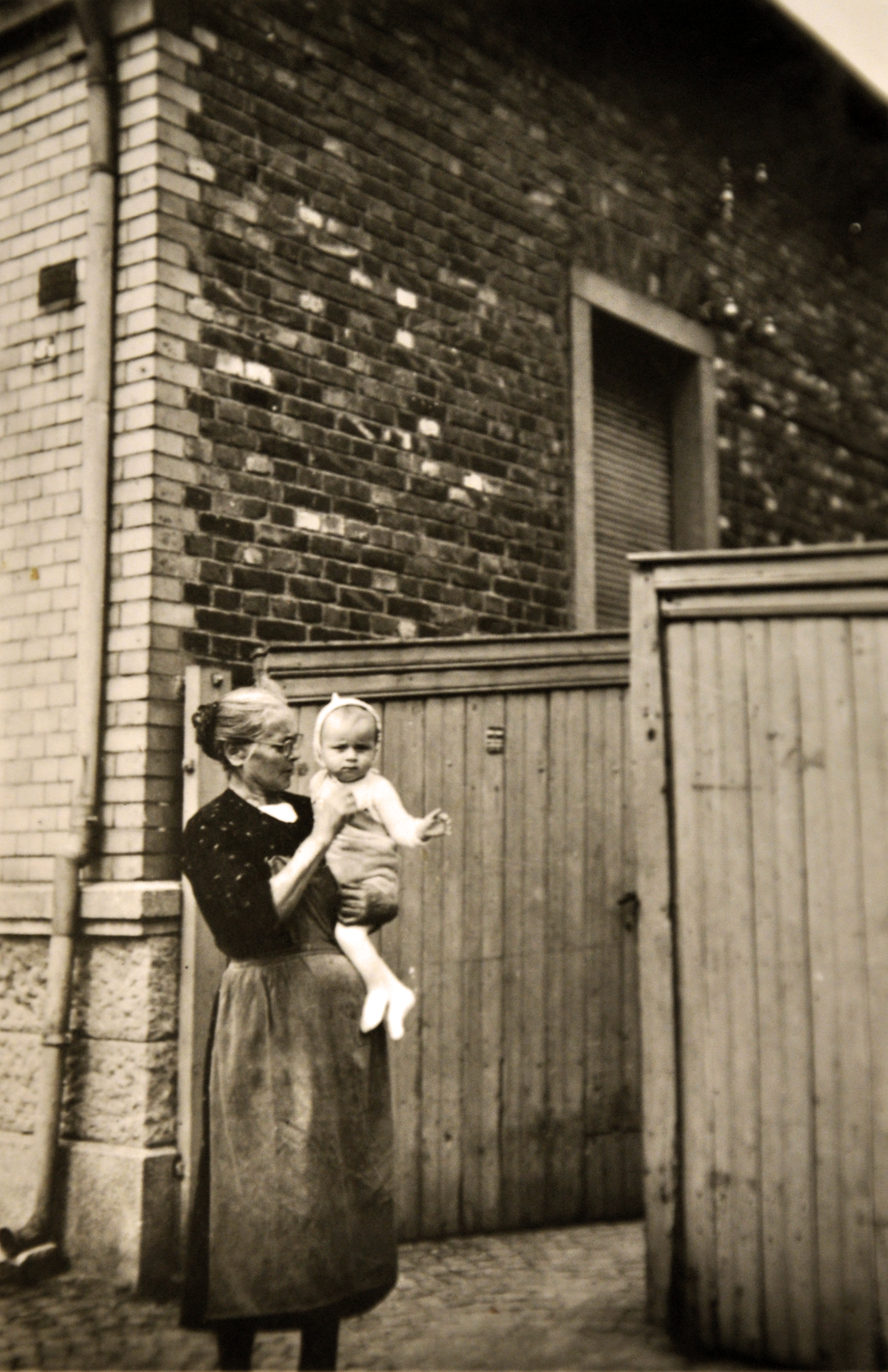 Norbert Winter mit Oma Einfahrt Vorderhaus 1945.jpg