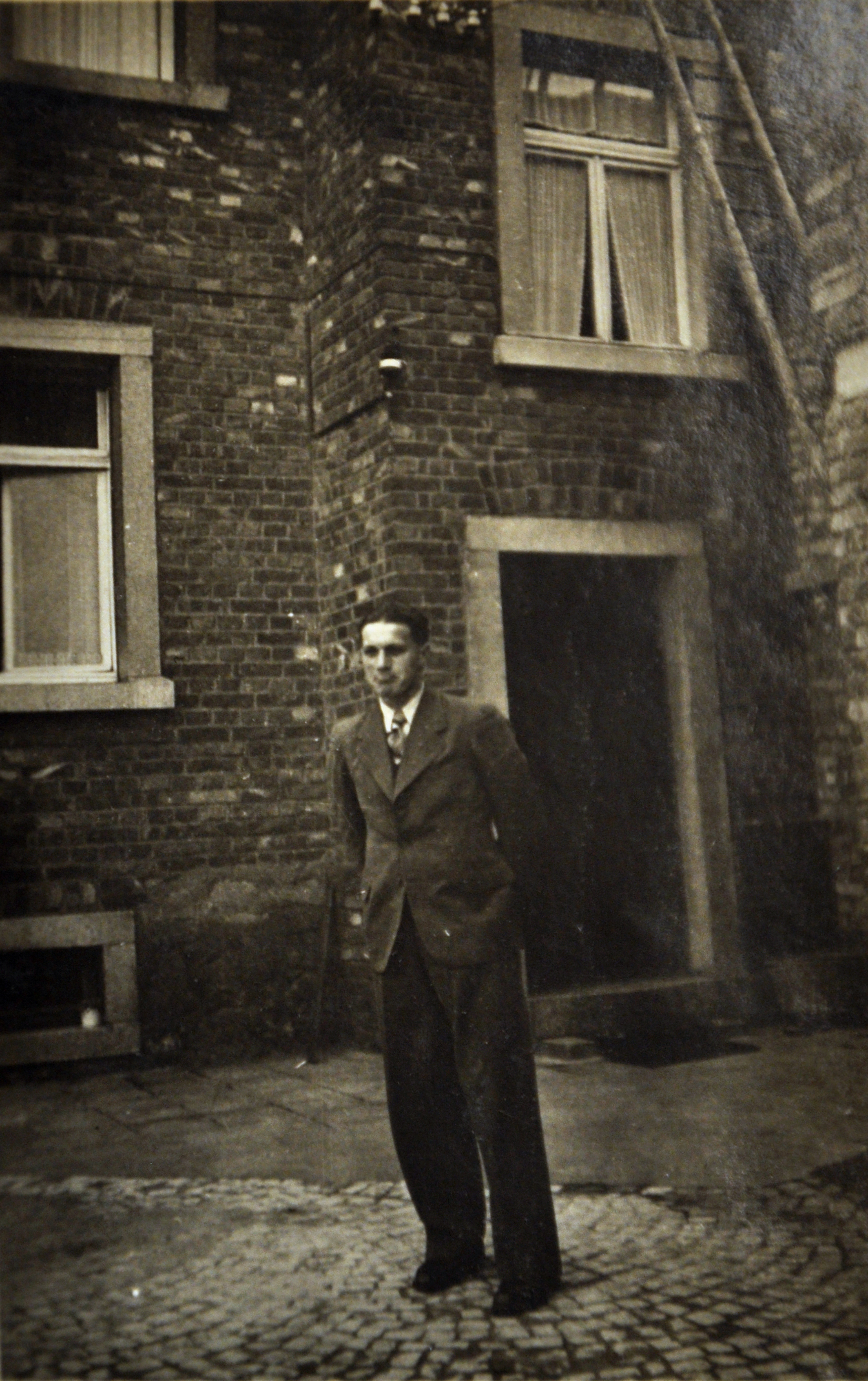 Junger Mann Vorderhaus Eingang - Urlaub 1943.jpg