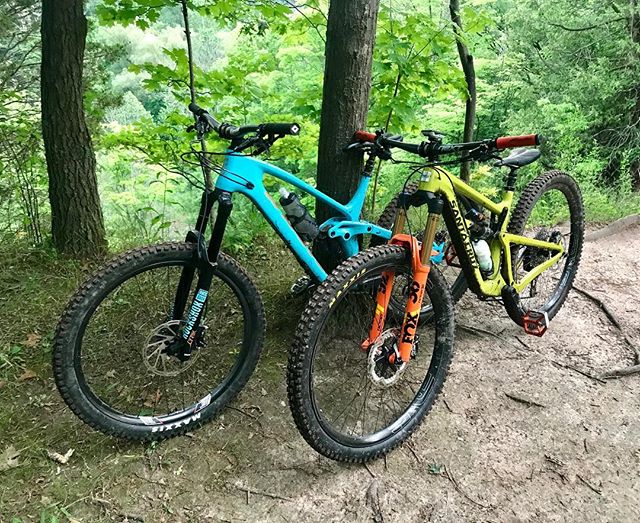 Dead sexy trail slayers 🤘🏻🤩🤘🏻#kona #konaprocess153 #santacruz #hightowerltcc @bringyourbike @dialed_suspension