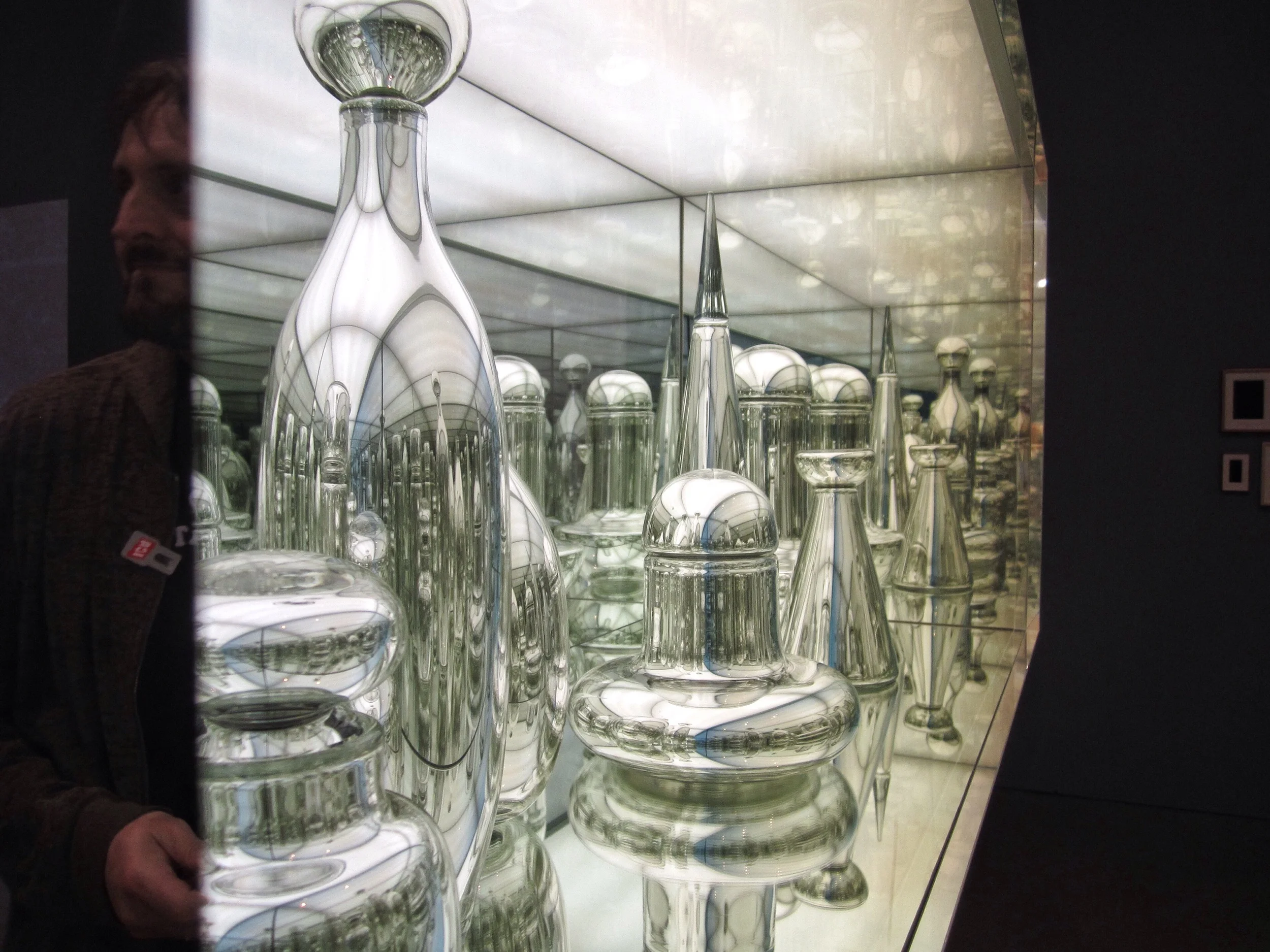 Josiah McElheny, Czech Modernism Mirrored and Reflected Infinitely, 2005, Mirrored glass case with mirrored hand-blown glass objects