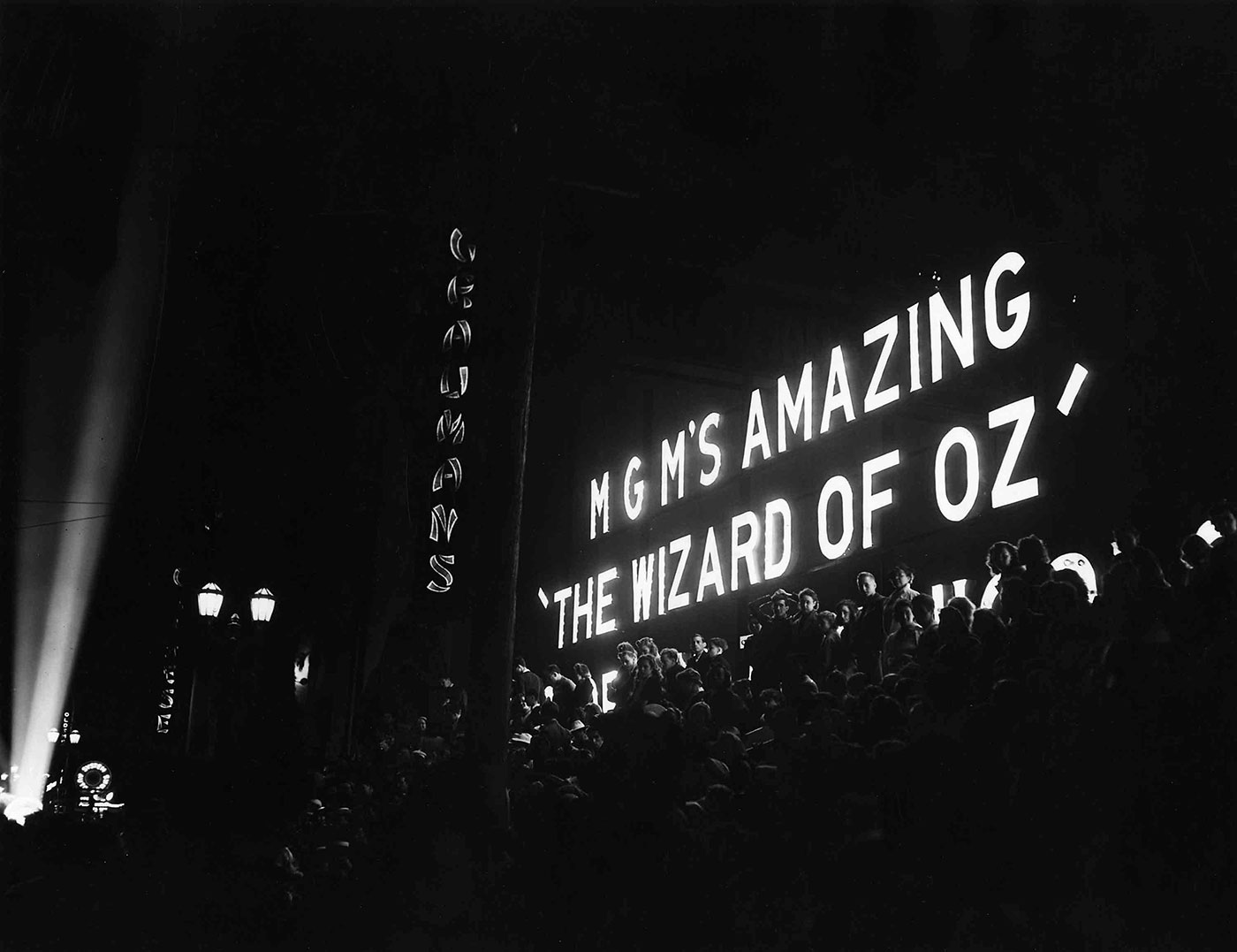 During the Academy Awards in 1939, the film was among the favourite of critics. It went on to win awards in a number of categories.