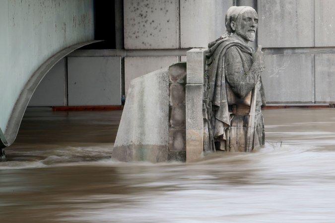 "Crowds Are Out, Crates Are In as Louvre Takes Flood Precautions (VIDEO)"
