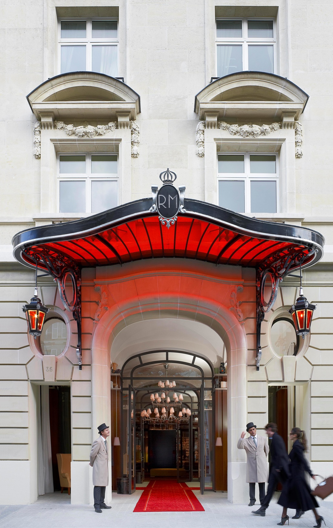 "This Five-Star Paris Hotel Gives You Insider Access to the Art World"