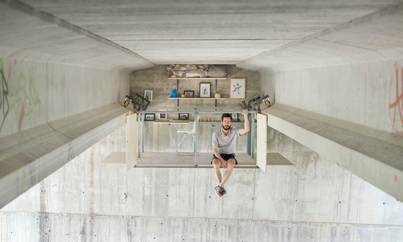 "Parasite architecture: inside the self-built studio hanging under a bridge in Valencia"