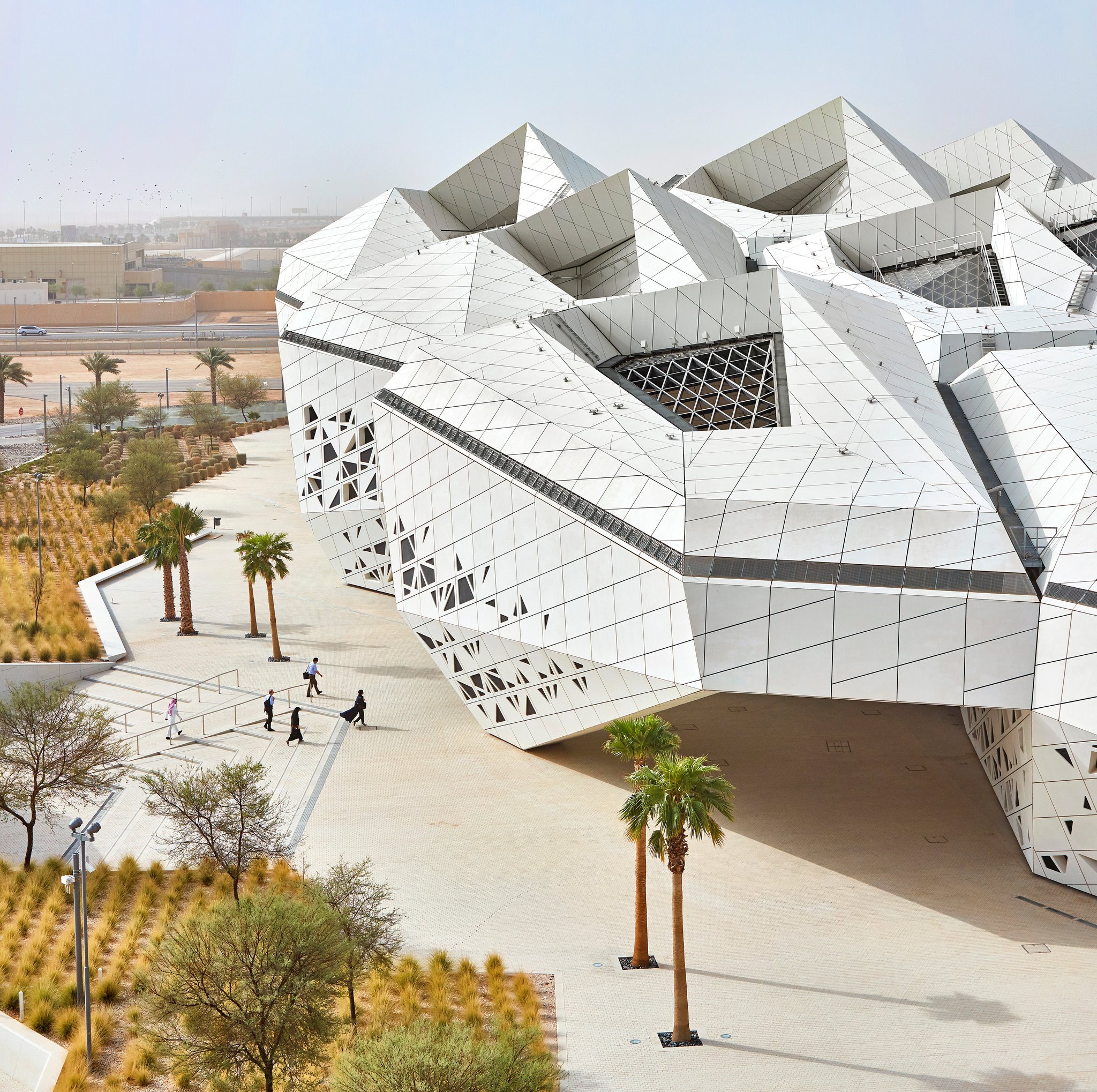 "Zaha Hadid’s Desert Think Tank: Environmental Beauty and Efficiency"