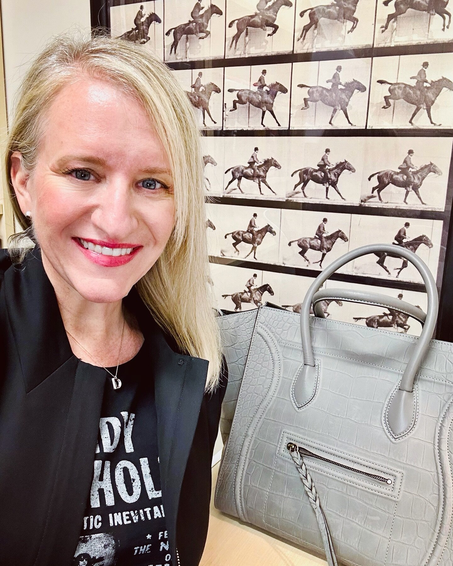 Hello Spring! 🩶 🌸✨Finally feeling more human again after being sick for much too long. And yes, my multi-year hunt for a light grey large Celine phantom tote with embossed croc has come to an end. This vintage beauty is from the 2013 collection (a 